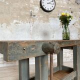 Carpenter's workbench in solid beech wood.