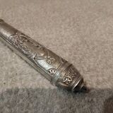 Silver metal handle in the style of Louis XVI.