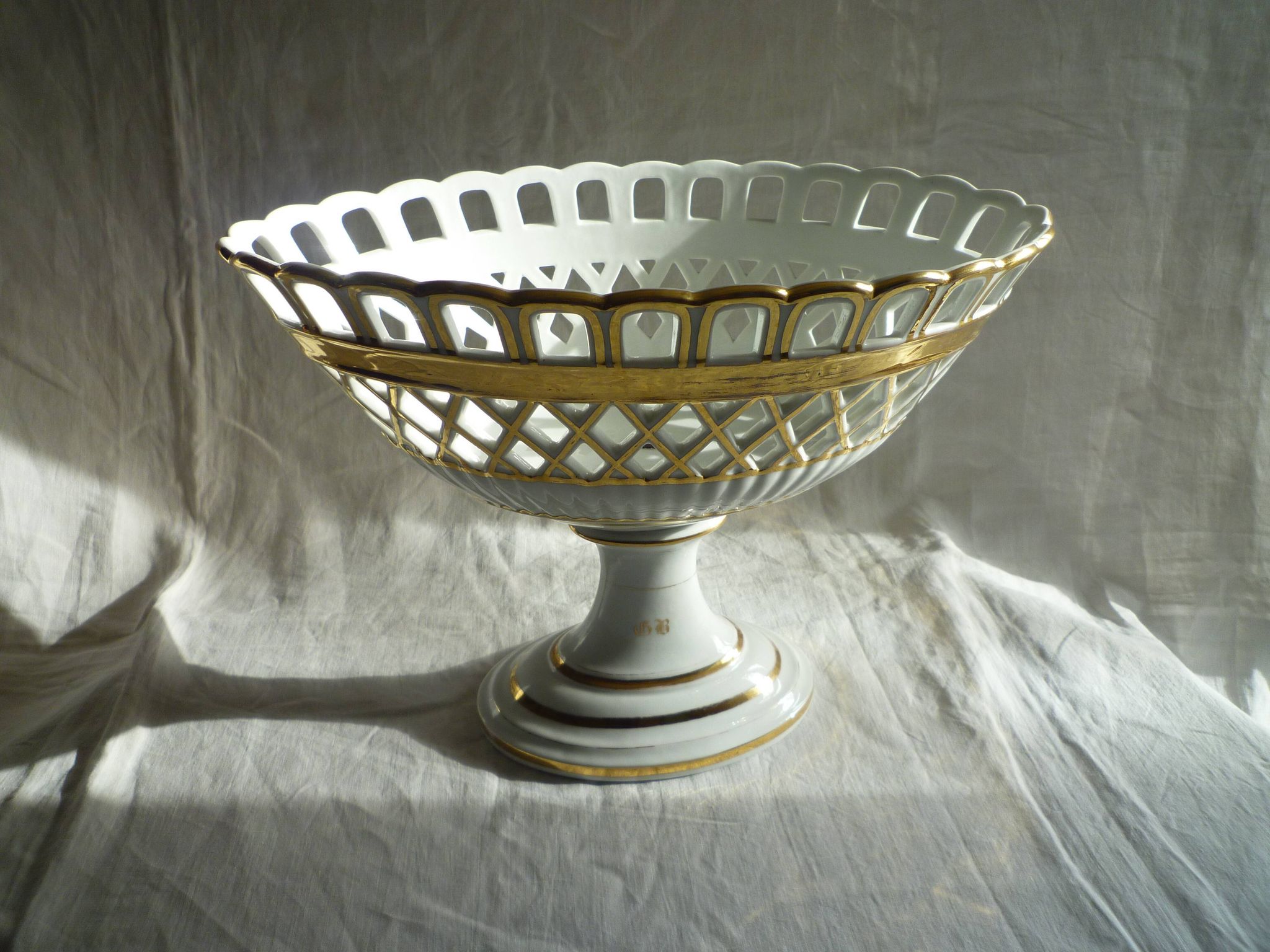 Large porcelain basket from the Napoleon III era