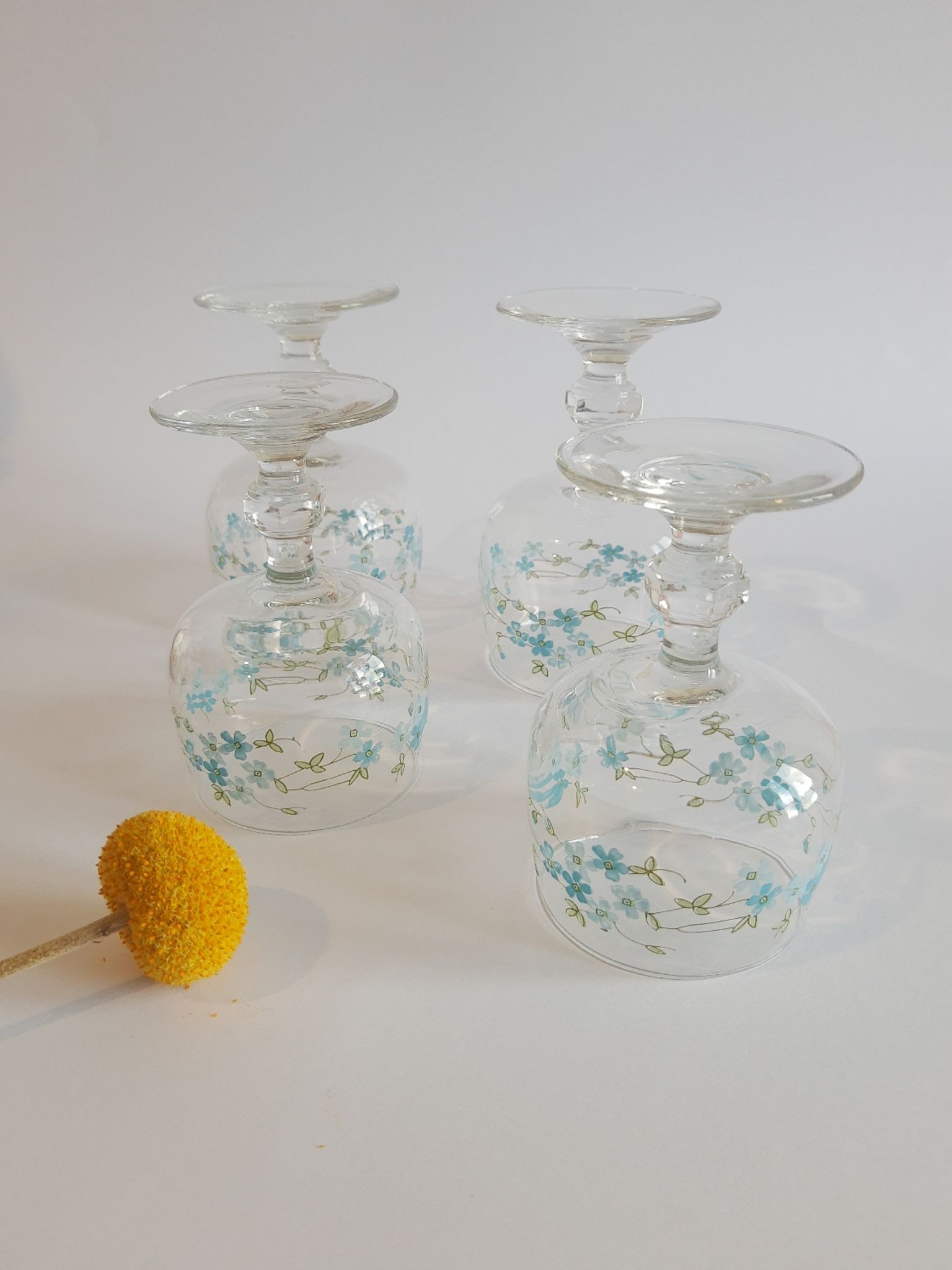 Set of 4 glasses with feet model Véronica Forget-me-nots France vintage