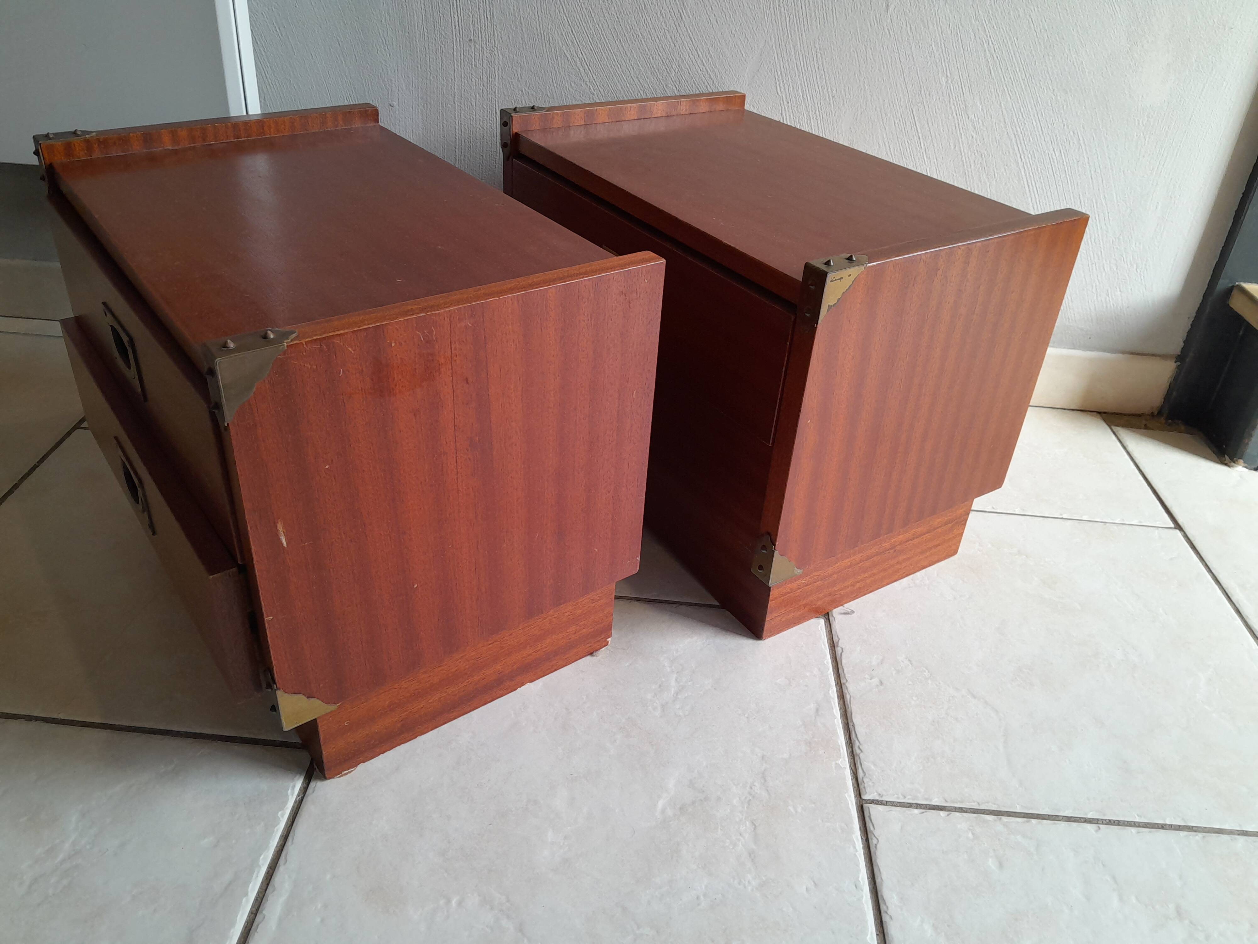 Paire de chevets années 70, modèle bateau