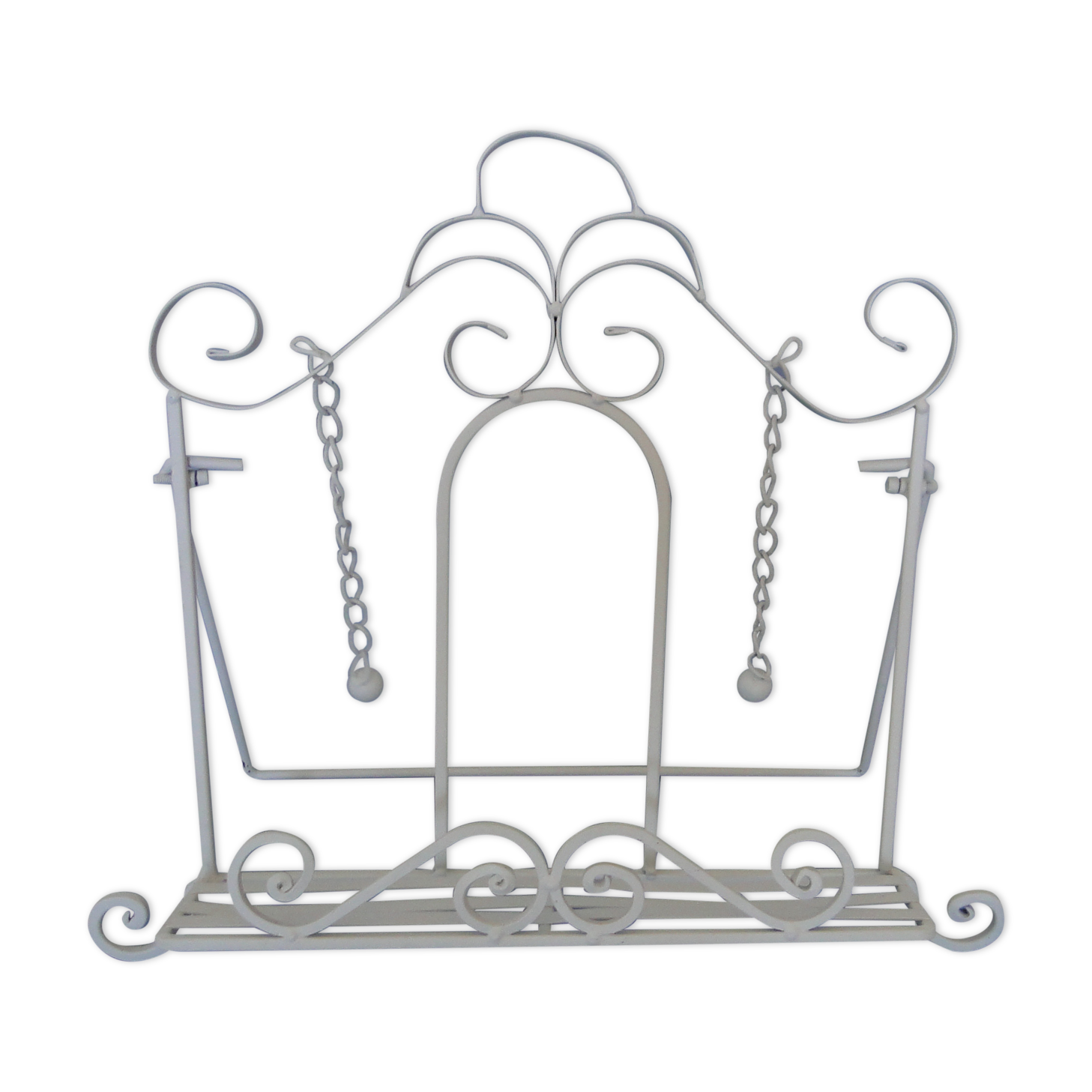 Lutrin carries kitchen book or retro-style white metal tablet