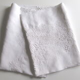 Highly embroidered table service, tablecloth 210 x 170 cm, 12 towels, canvas of yarn