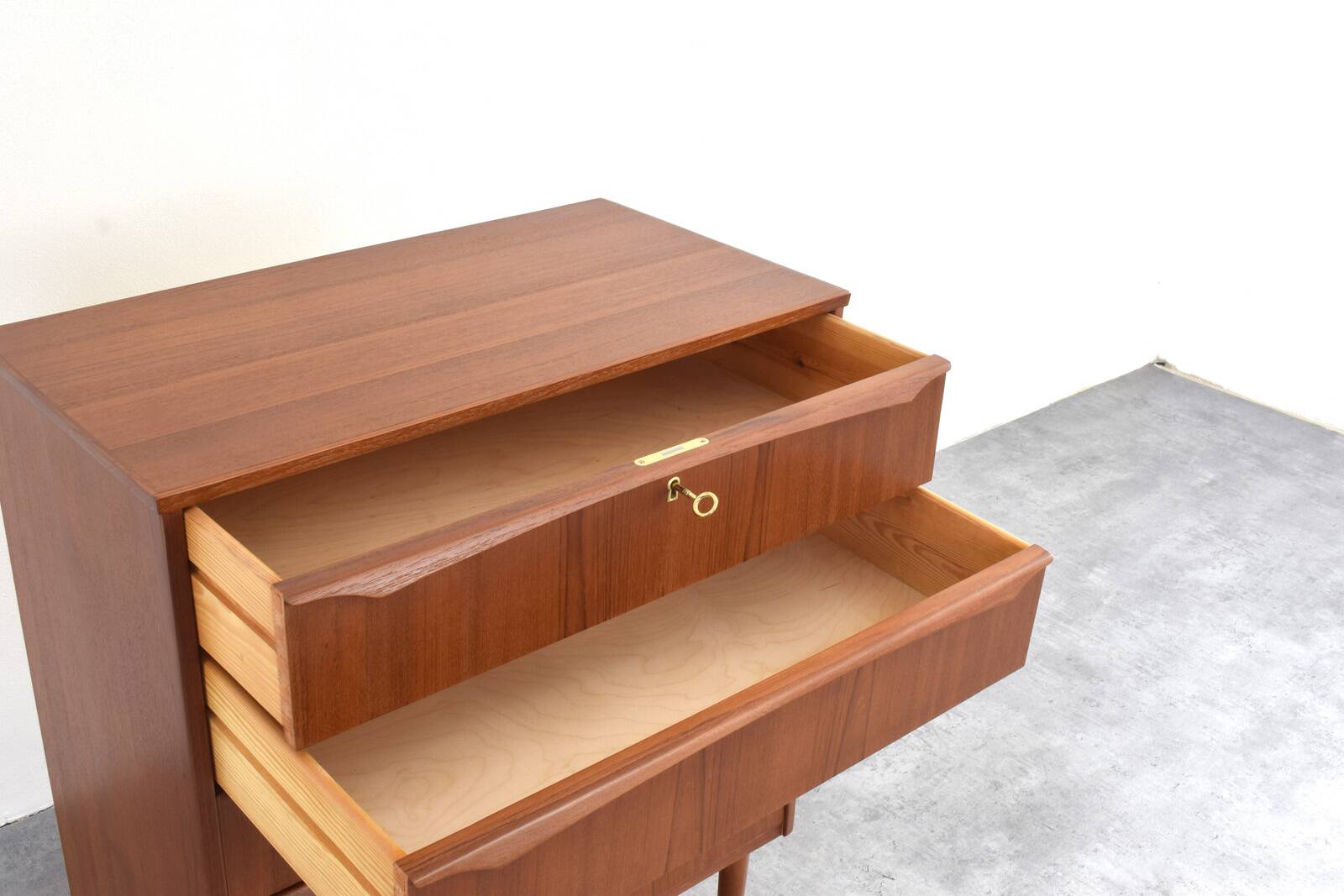 Commode en teck danois des années 1960.