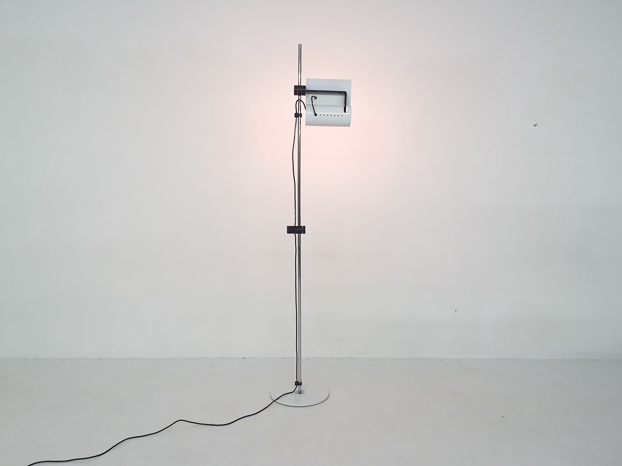 White metal design floor lamp, Italy 1980