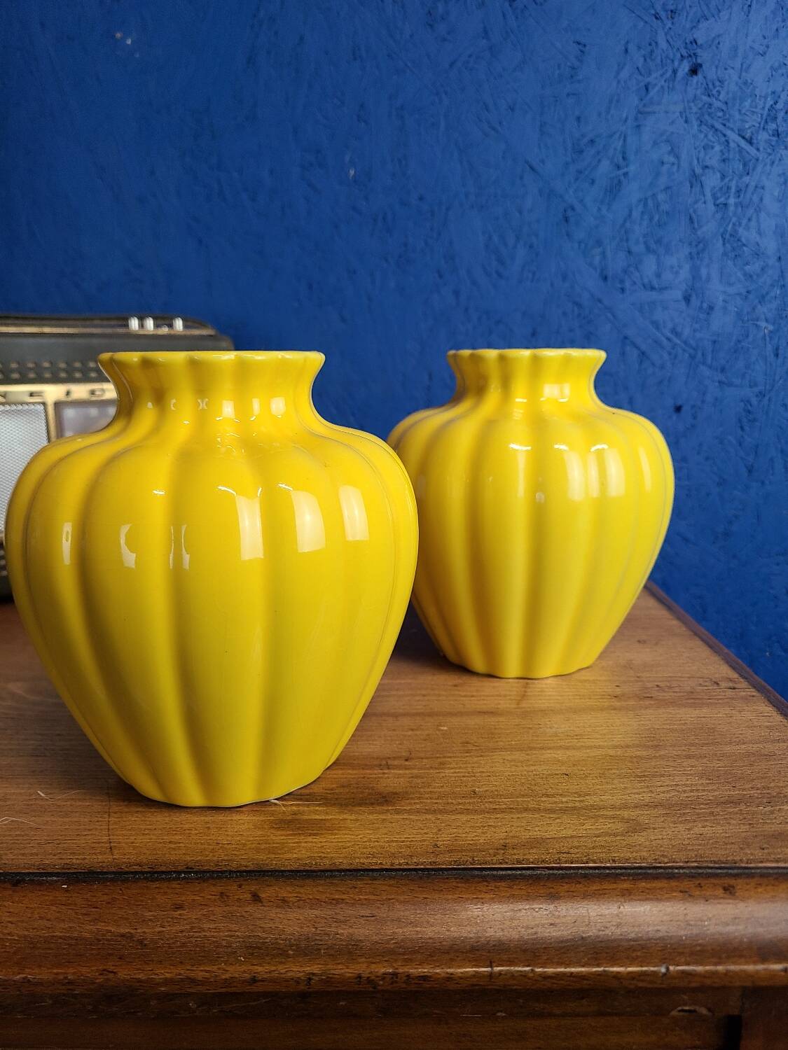 Paire de vase en émail jaune citron