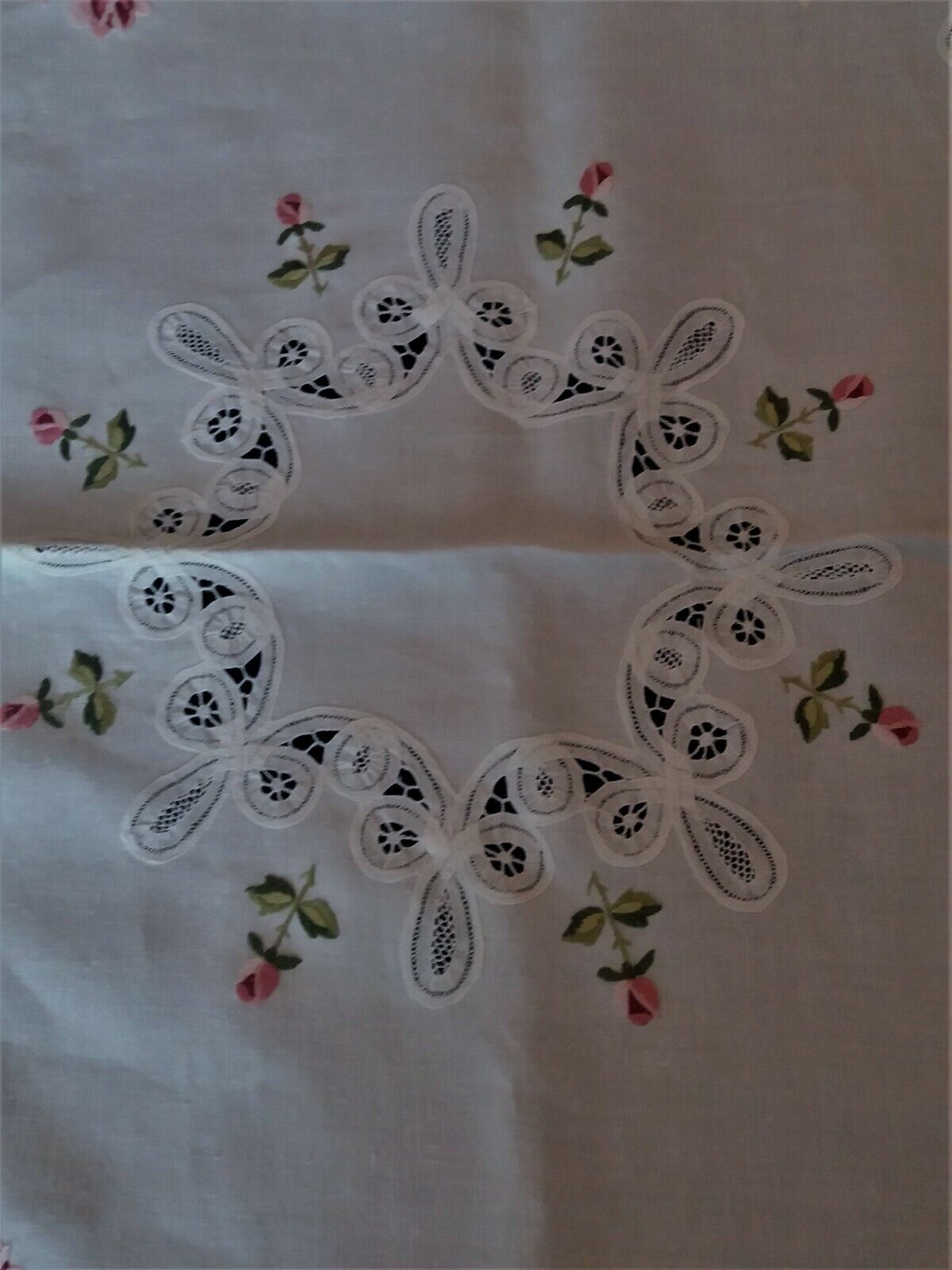 Linge de table nappe ronde huit serviettes dentelle de Luxeuil lin