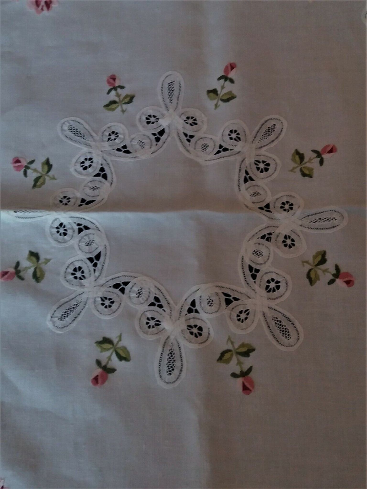 Linge de table nappe ronde huit serviettes dentelle de Luxeuil lin