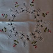 Linge de table nappe ronde huit serviettes dentelle de Luxeuil lin