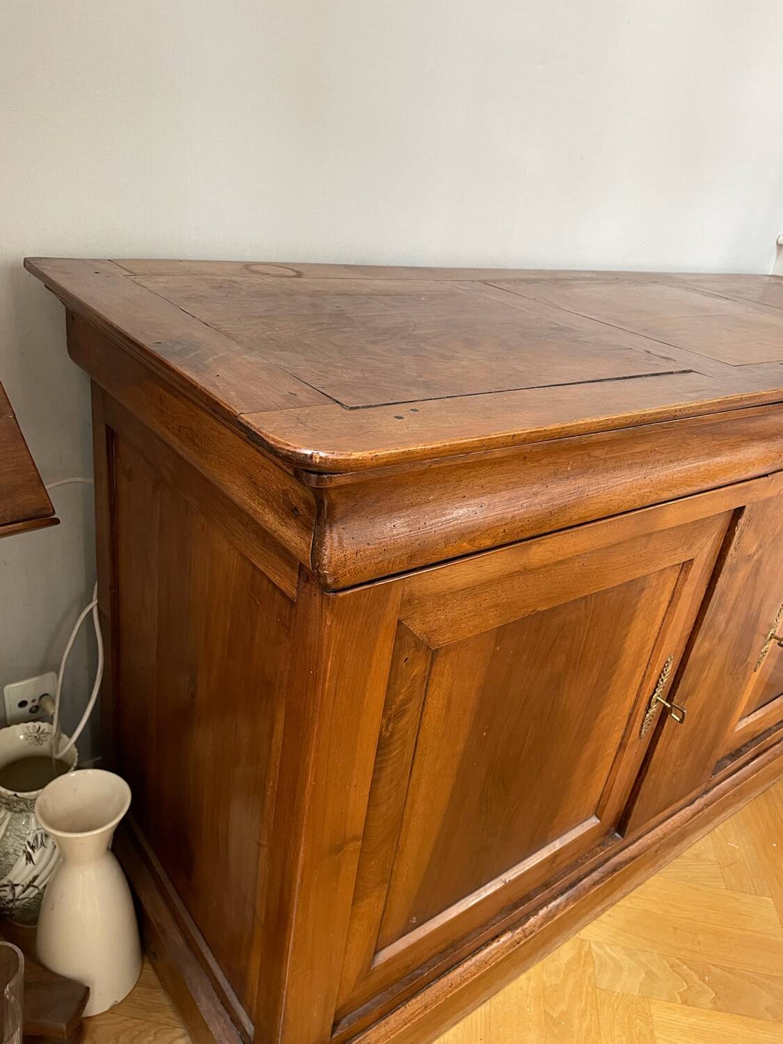 Classic style wooden sideboard