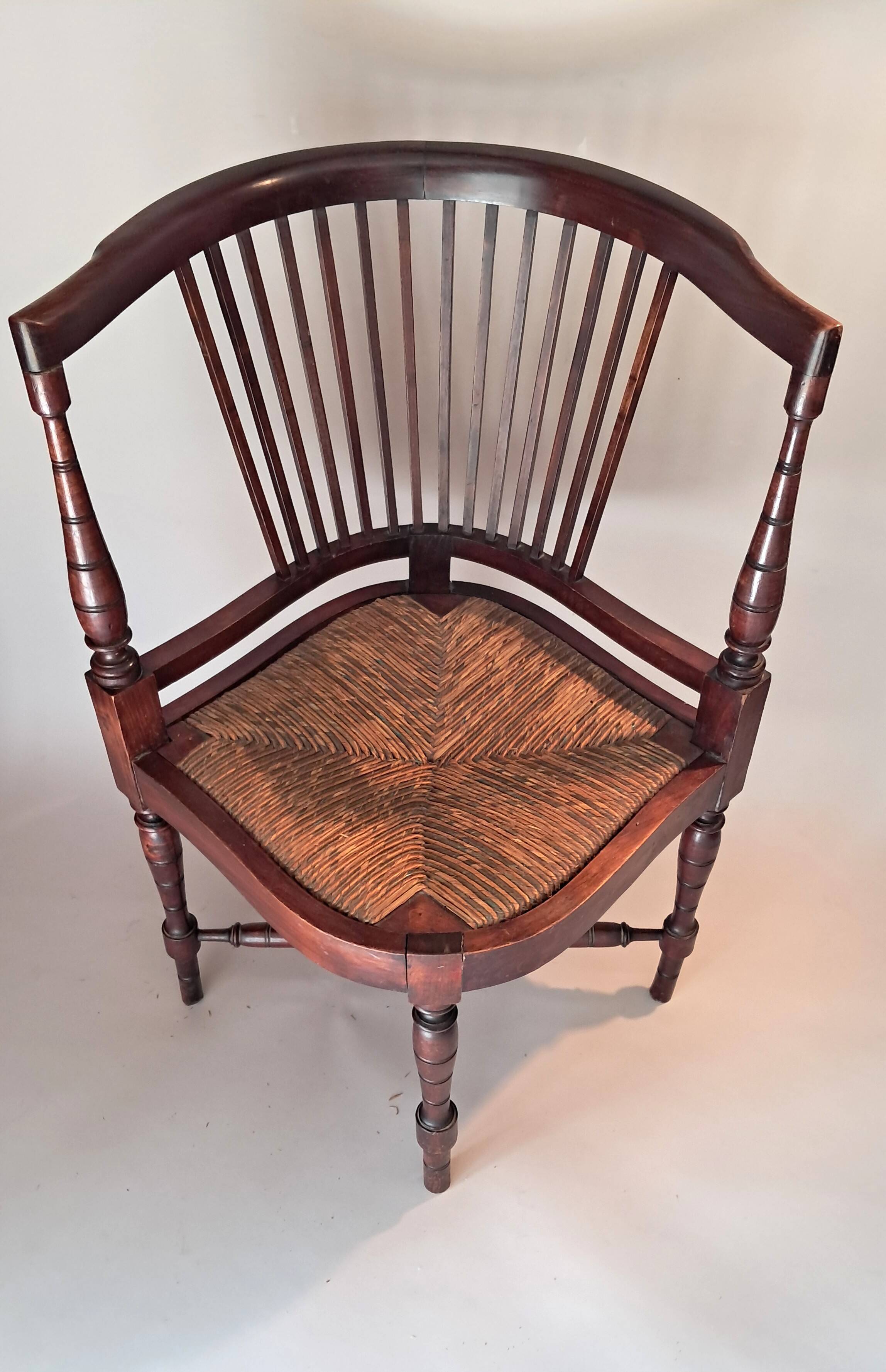 Paire de fauteuils d'angle paillés Jungerstil en acajou 1900.