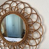 Miroir vintage en rotin formant une fleur