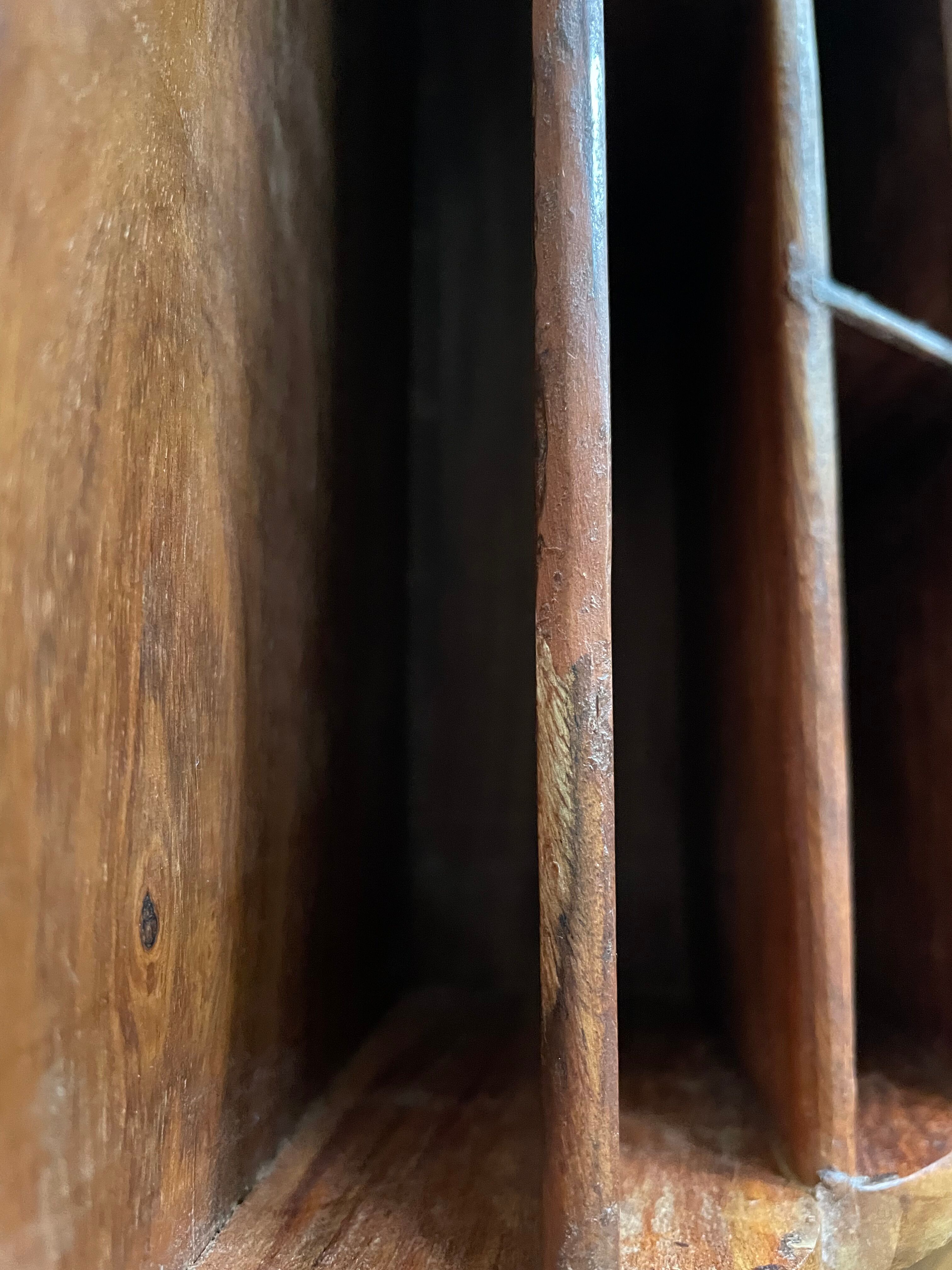 Porte courriers en bois sculpté