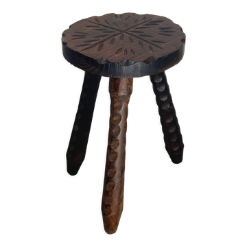 Tabouret de traite tripode sculpté brutaliste, années 1950