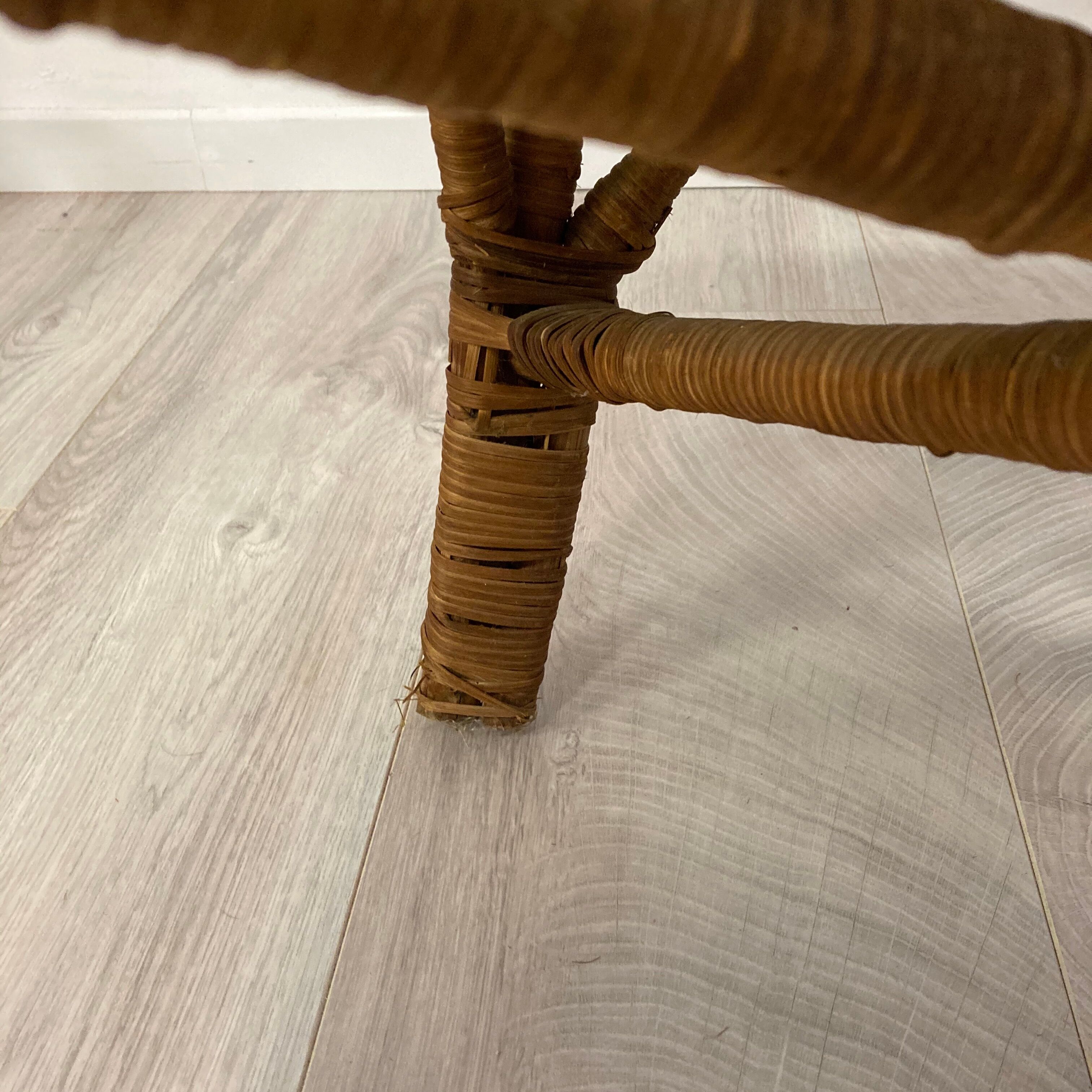 Peacock chair with armrests