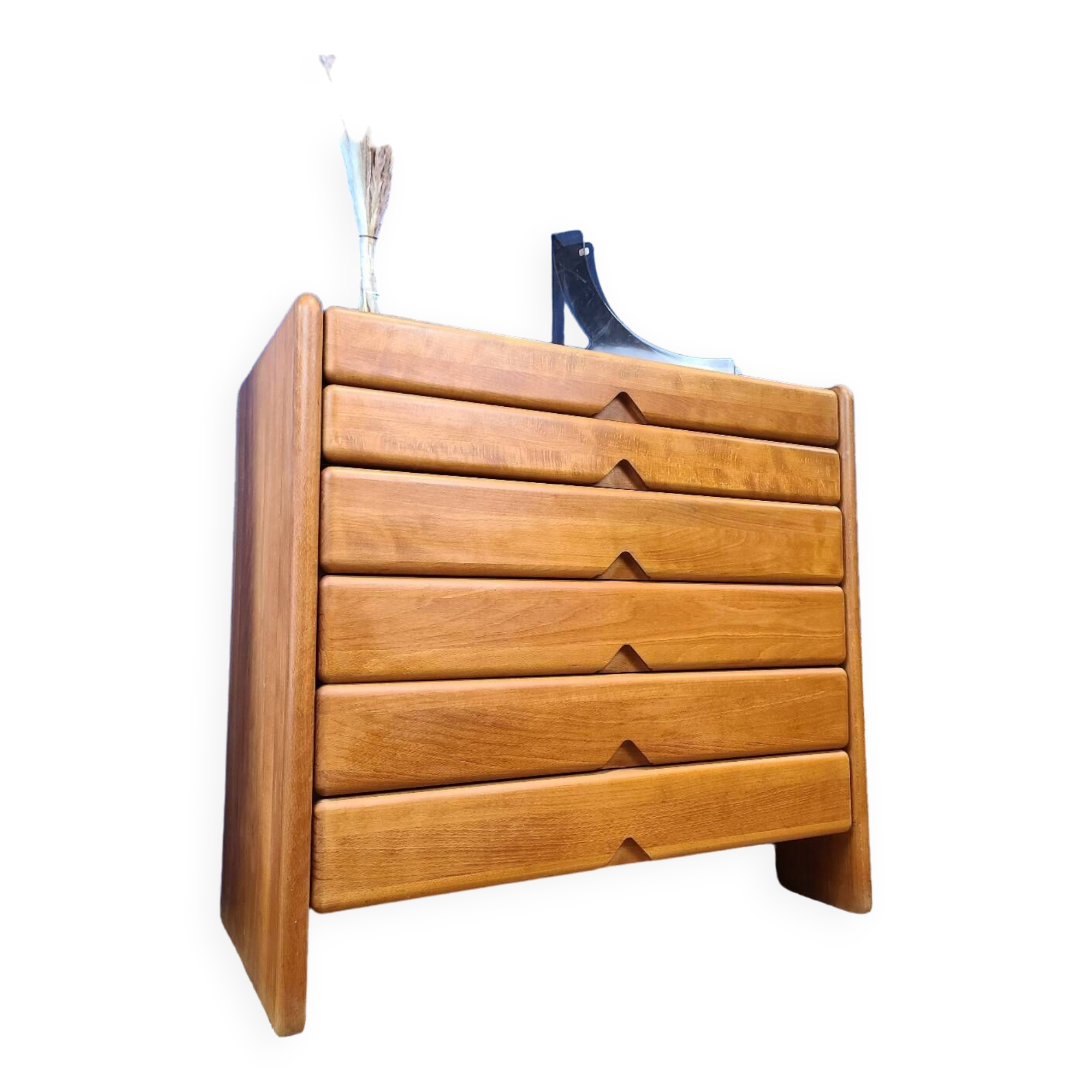 Commode vintage dans le goût de la maison regain