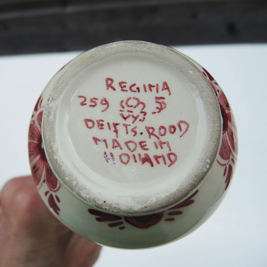 Antique vase & dish in red Delft pottery – Regina