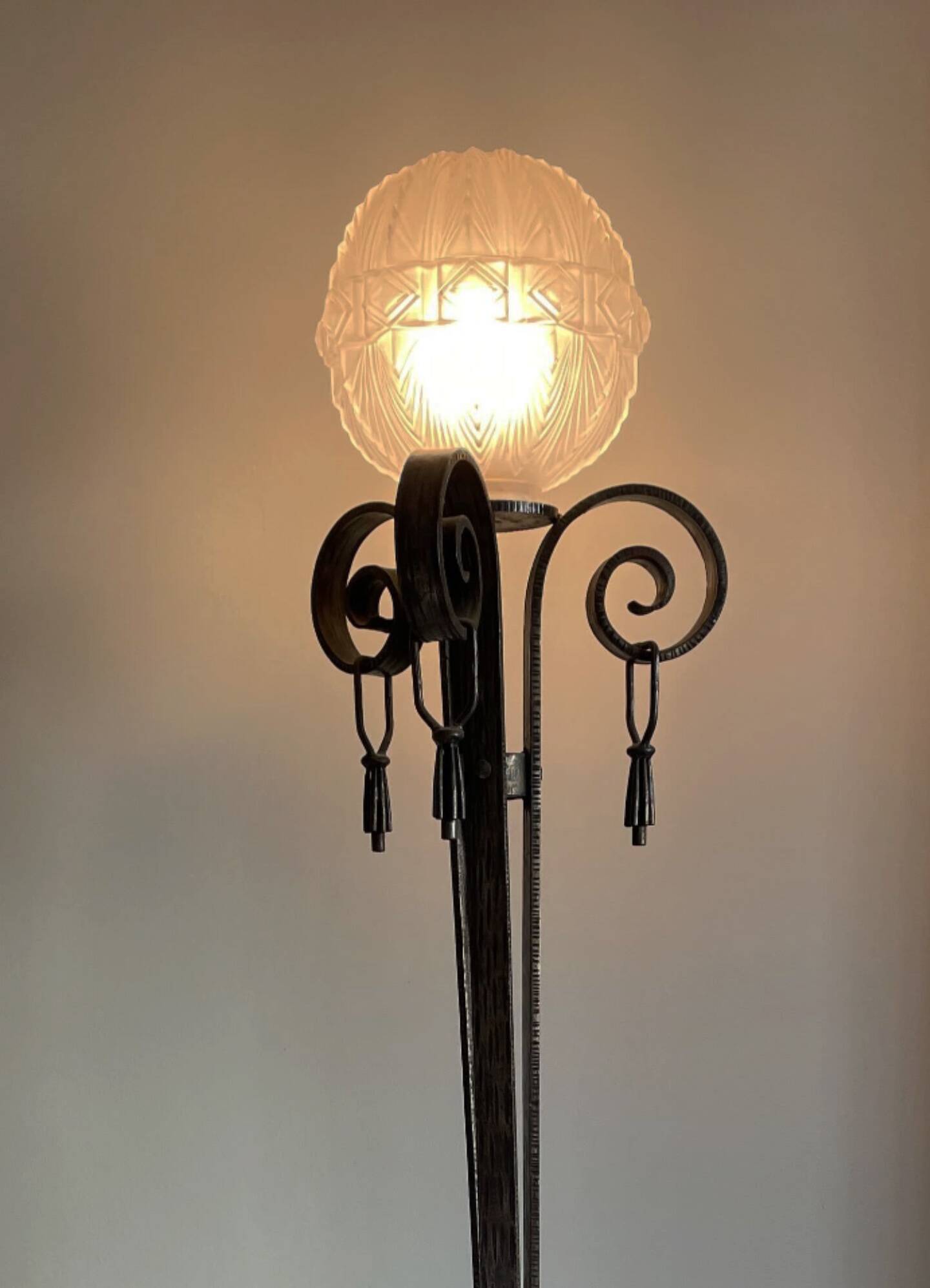 Large art deco floor lamp in wrought iron and white pressed molded glass (height 211 cm)