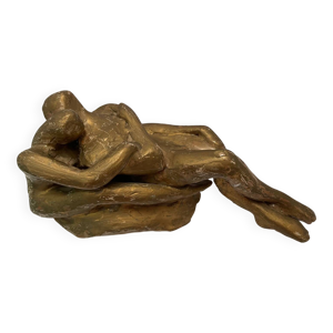 Sculpture couple enlacé