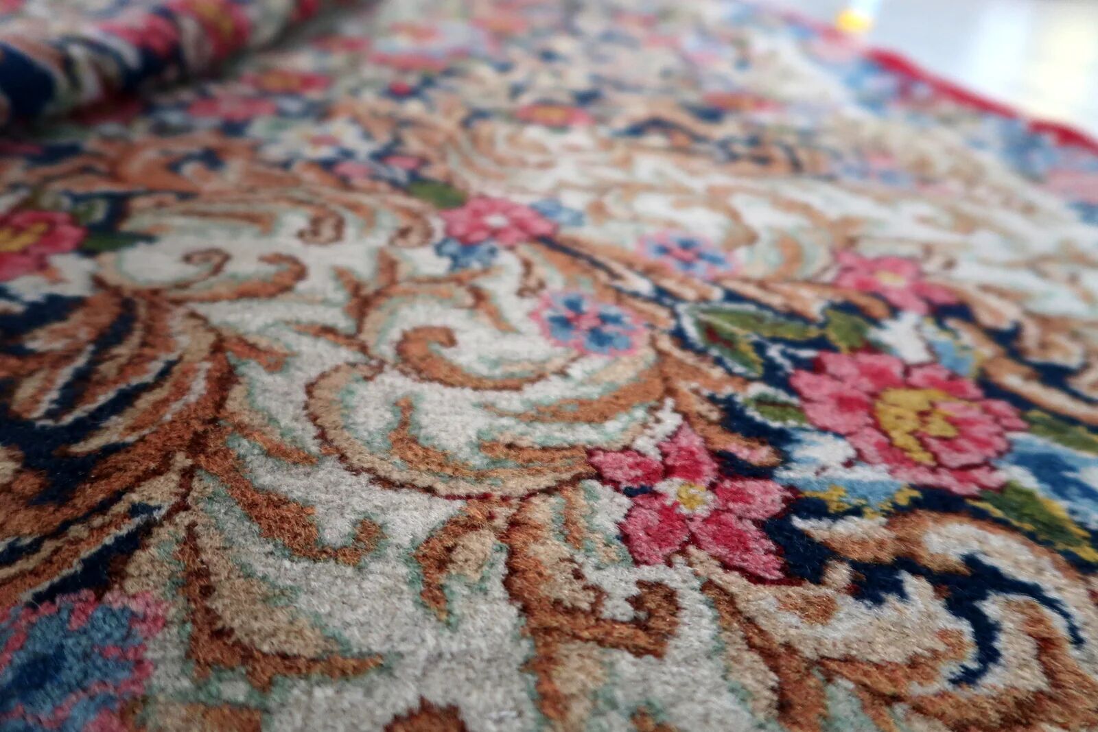 Antique 1920s Persian Kerman rug, floral medallion, red field, 267cm x 364cm