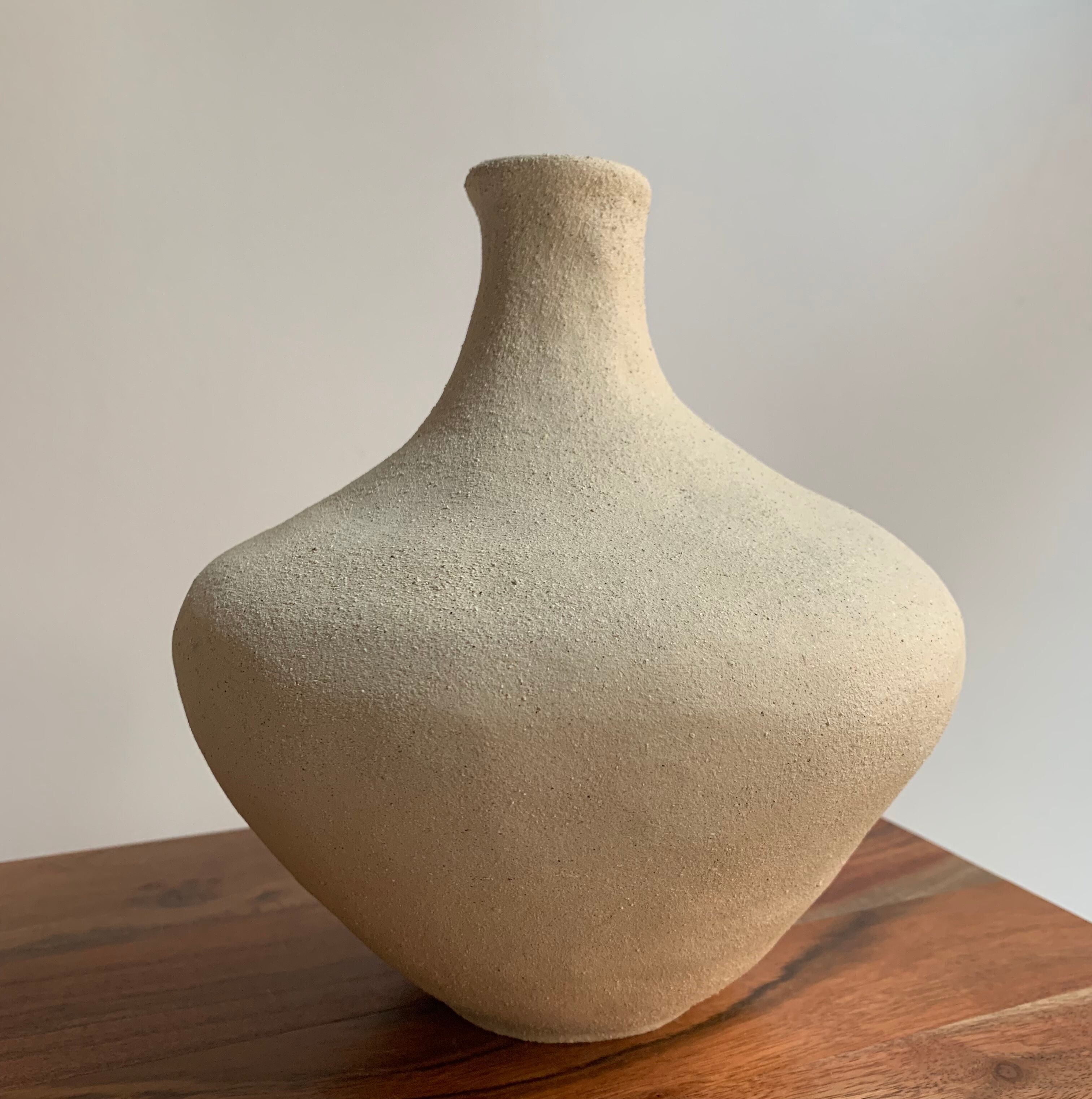 Chamotted white sandstone vase