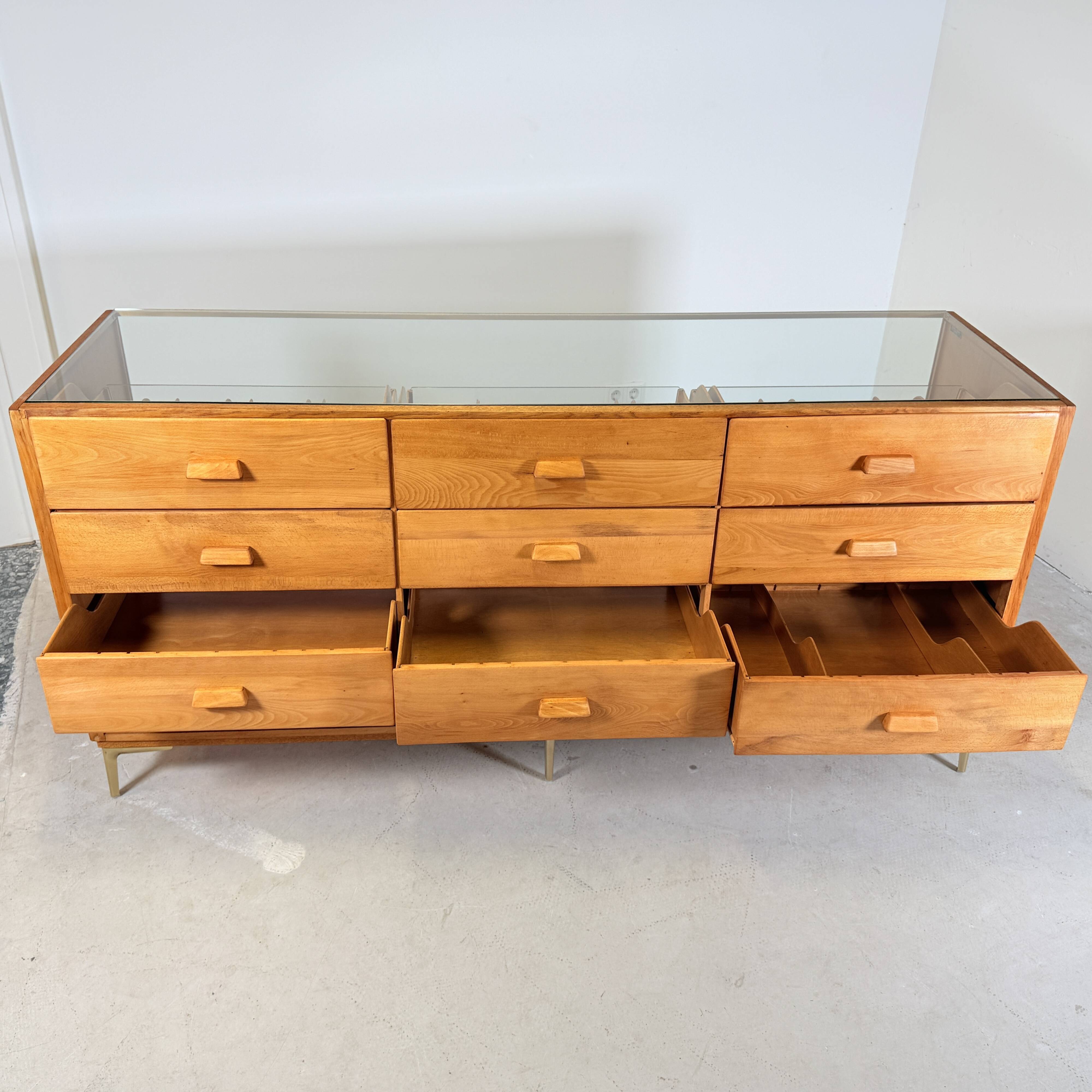 Vitrine en chêne vintage – Haka Ladenmöbel