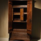 Armoire française du XVIIIe siècle 'fleur-de-lis'