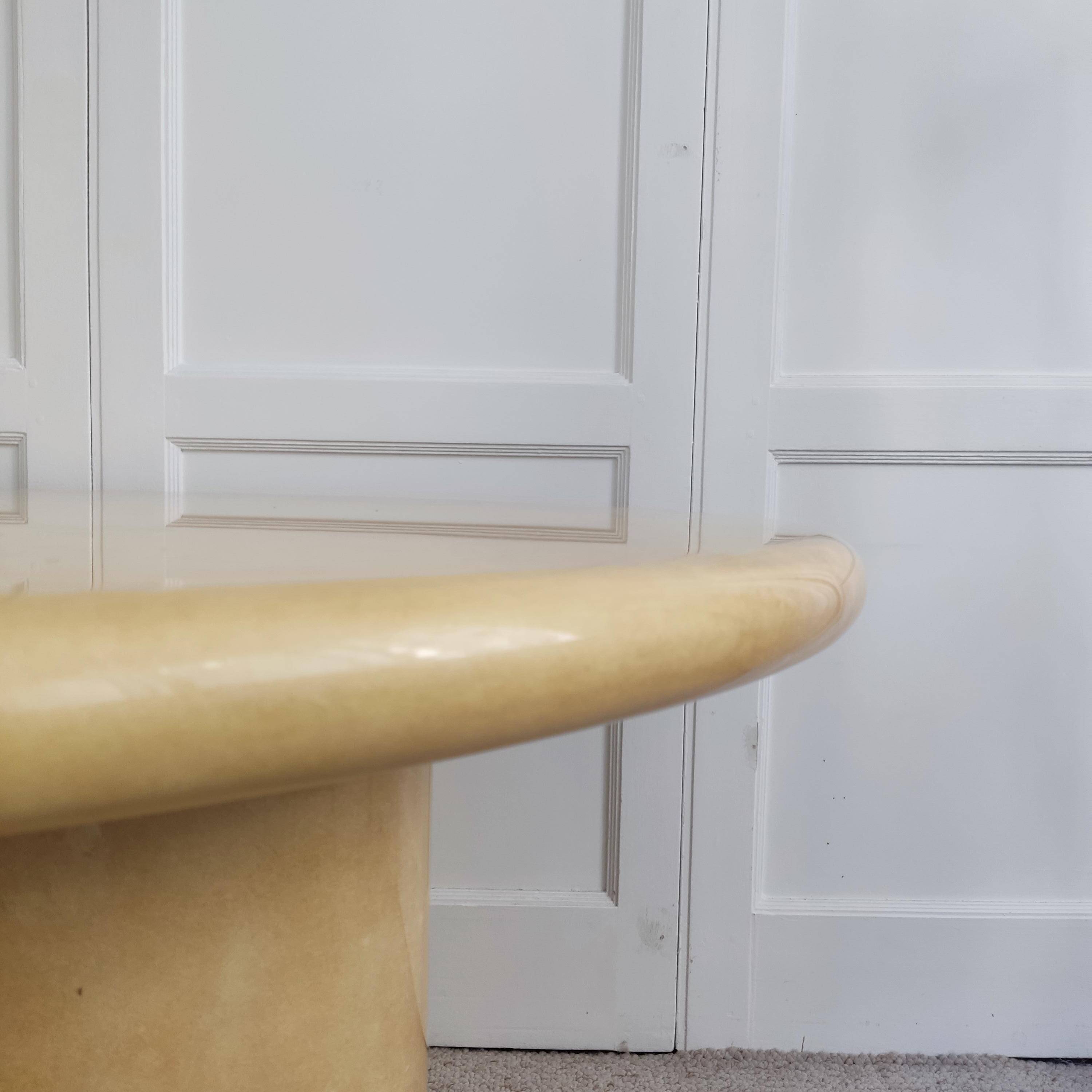Table à manger en peau vernis