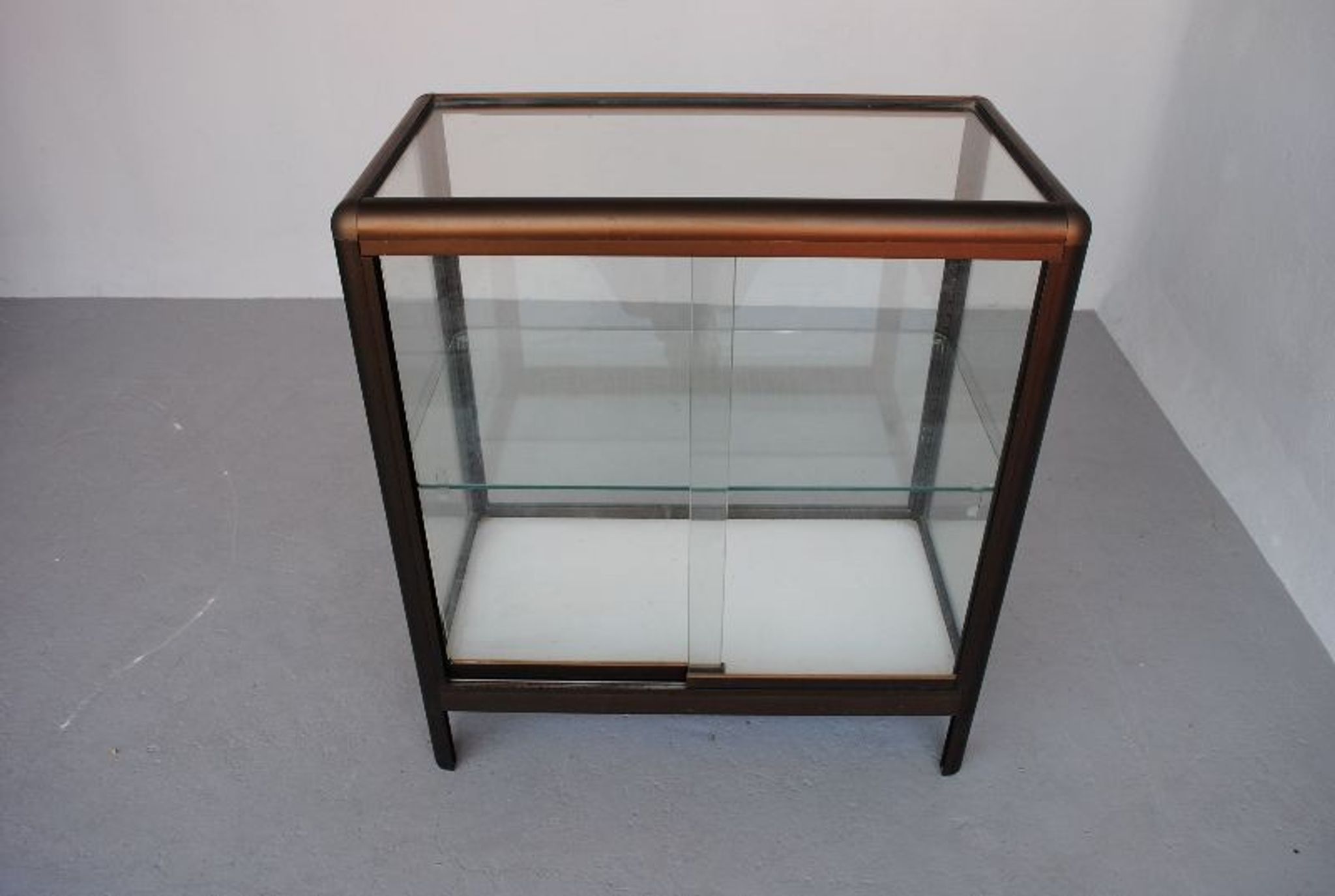 Modern showcase in Brown aluminum profiles