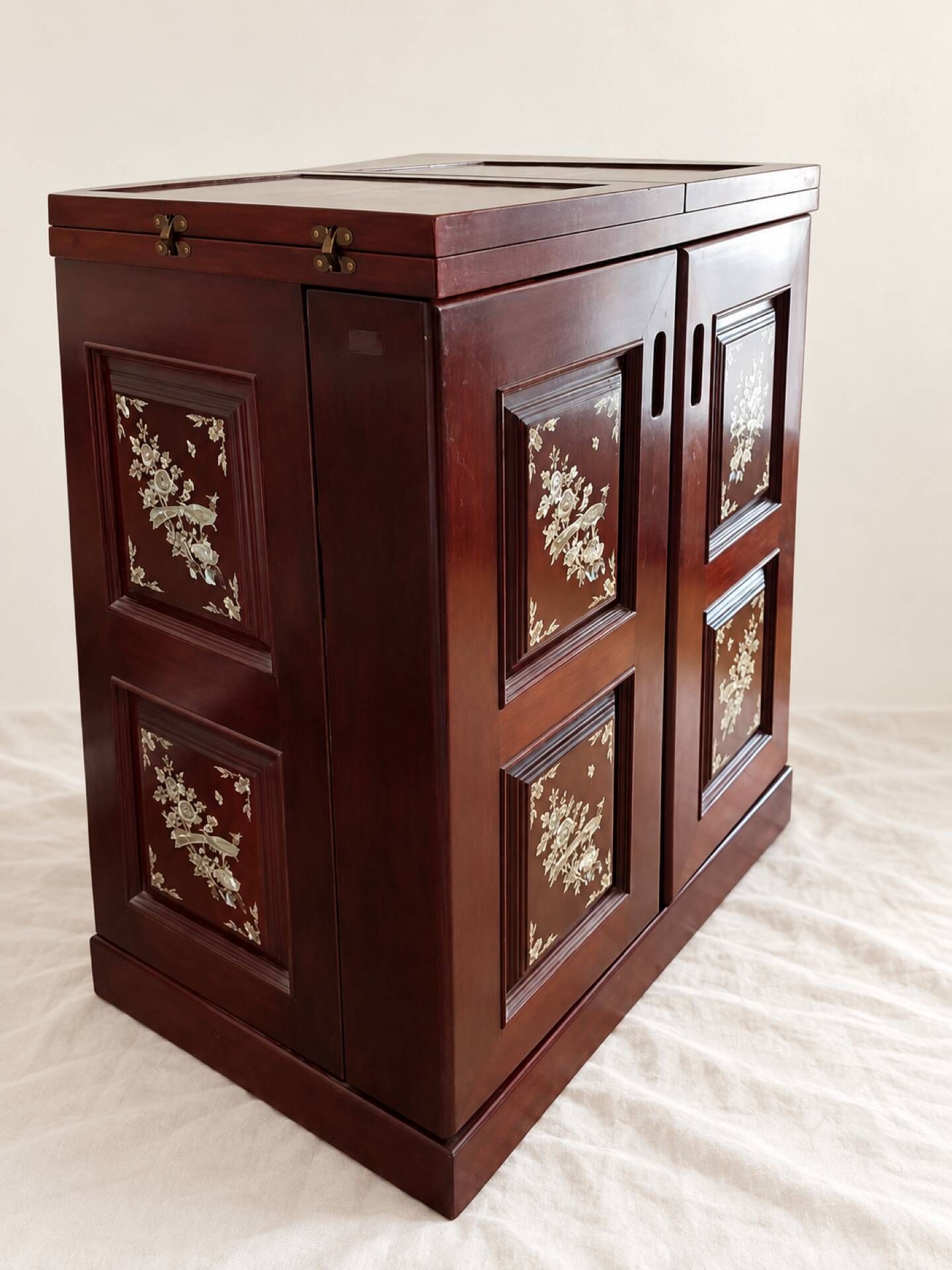 Bar cabinet in rosewood and mother-of-pearl – handcrafted.