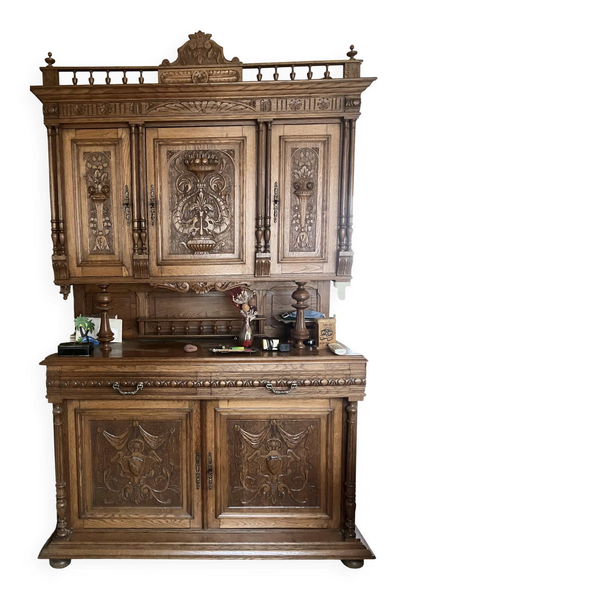Buffet sculpté dans le style Henri II