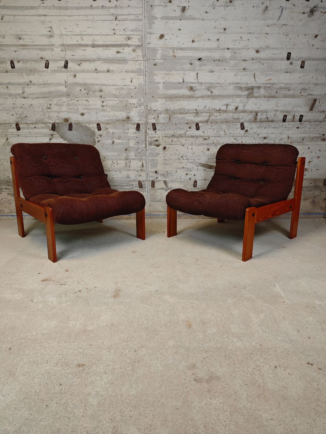 Pair of armchairs in pine and velvet