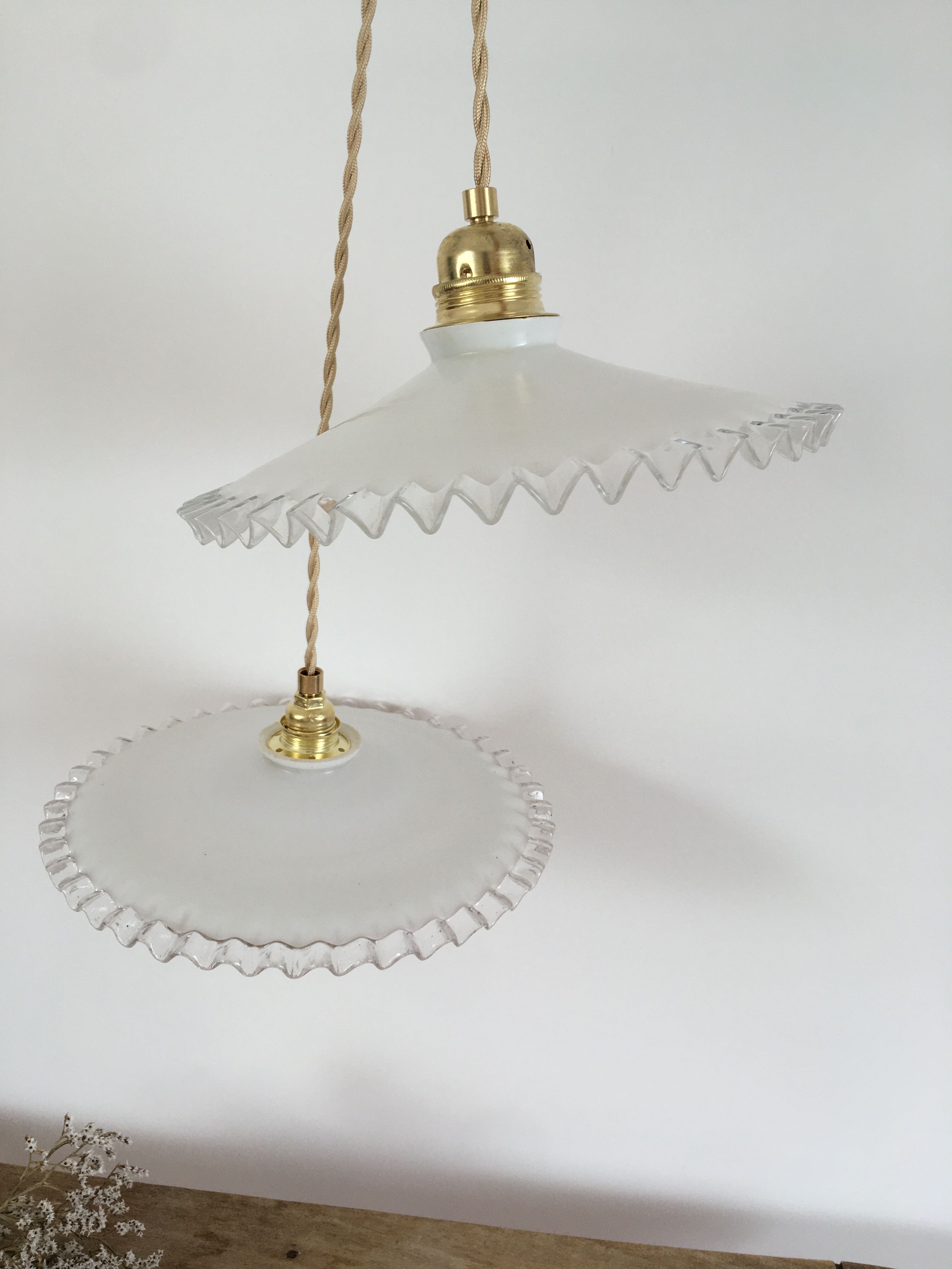 Pair of serrated opaline suspensions