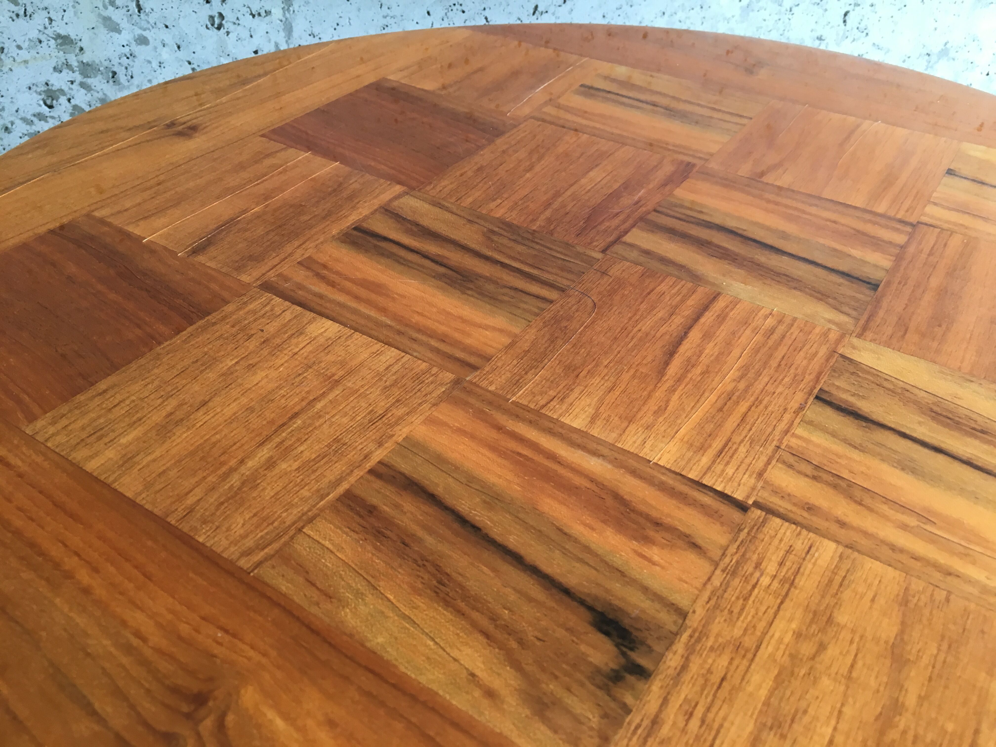 Round coffee table