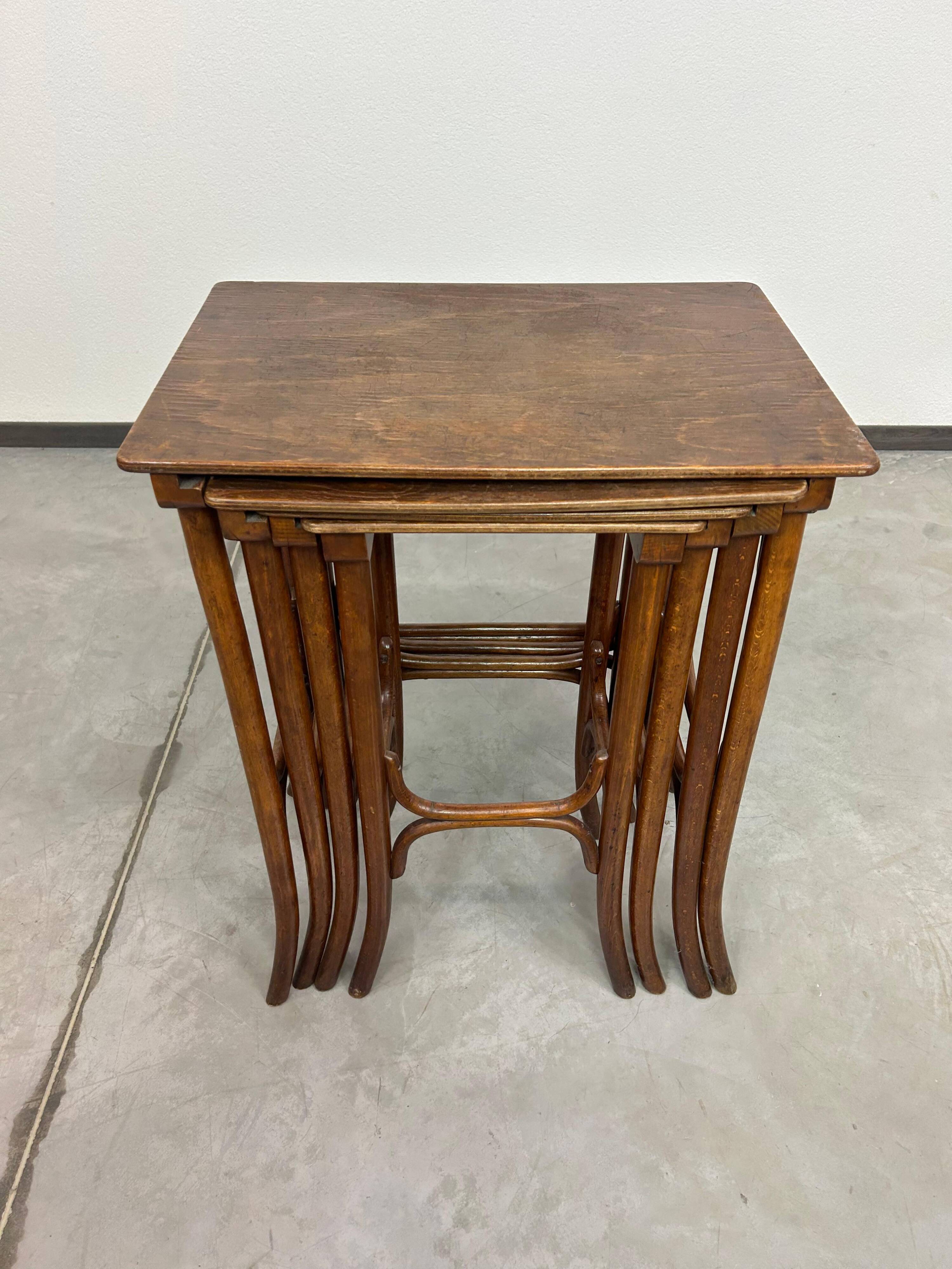 Tables gigognes en bois courbé par Thonet