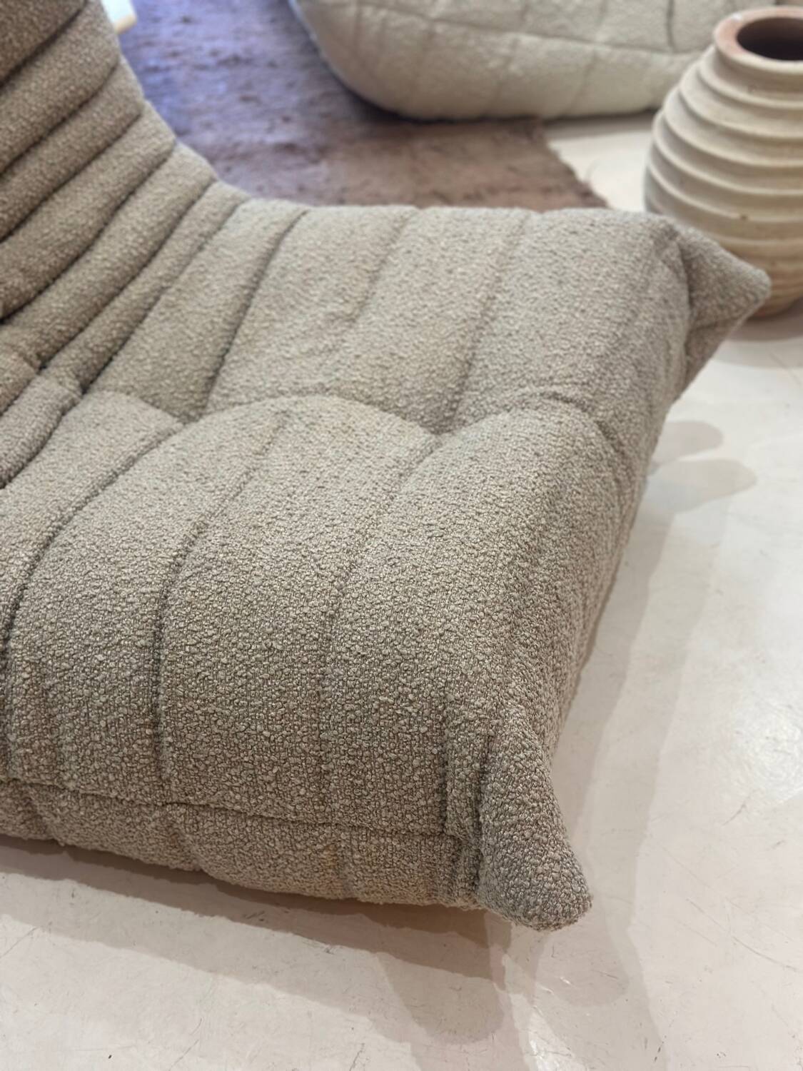 Chauffeuse Togo Ligne Roset par Michel Ducaroy bouclette moka taupe beige