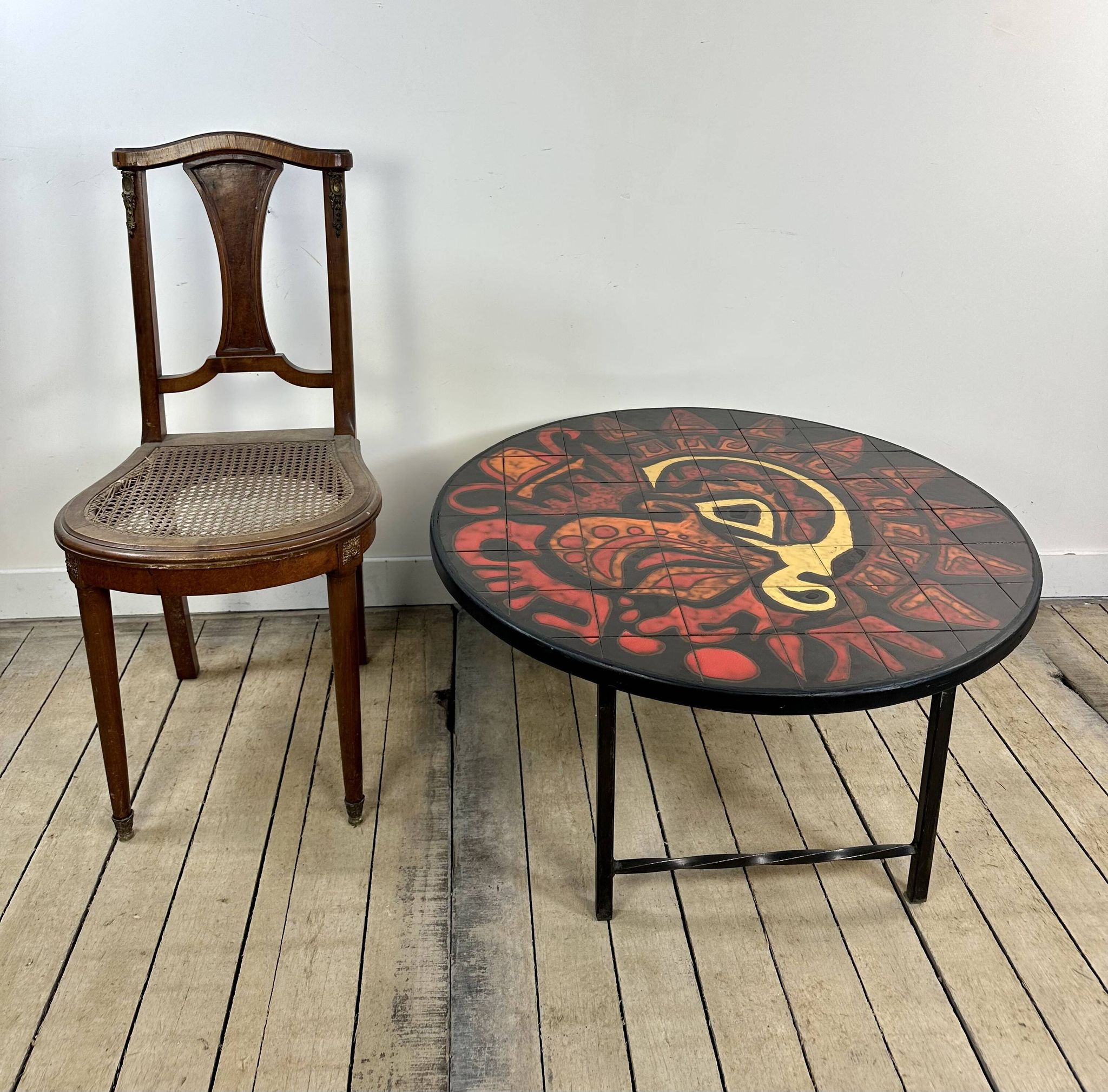Table basse ronde vintage en céramique graphique rouge et jaune 1960