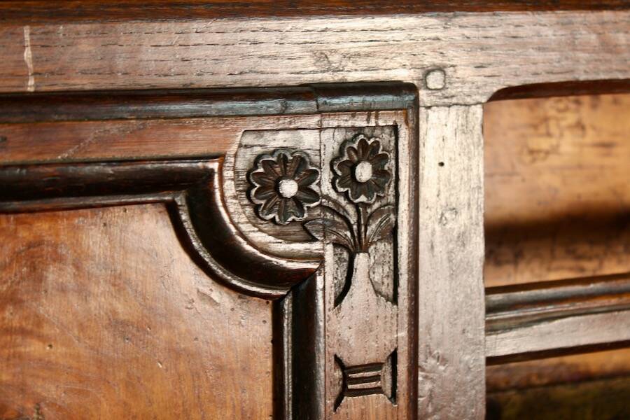 Vaisselier Louis XV en chêne et loupe de frêne