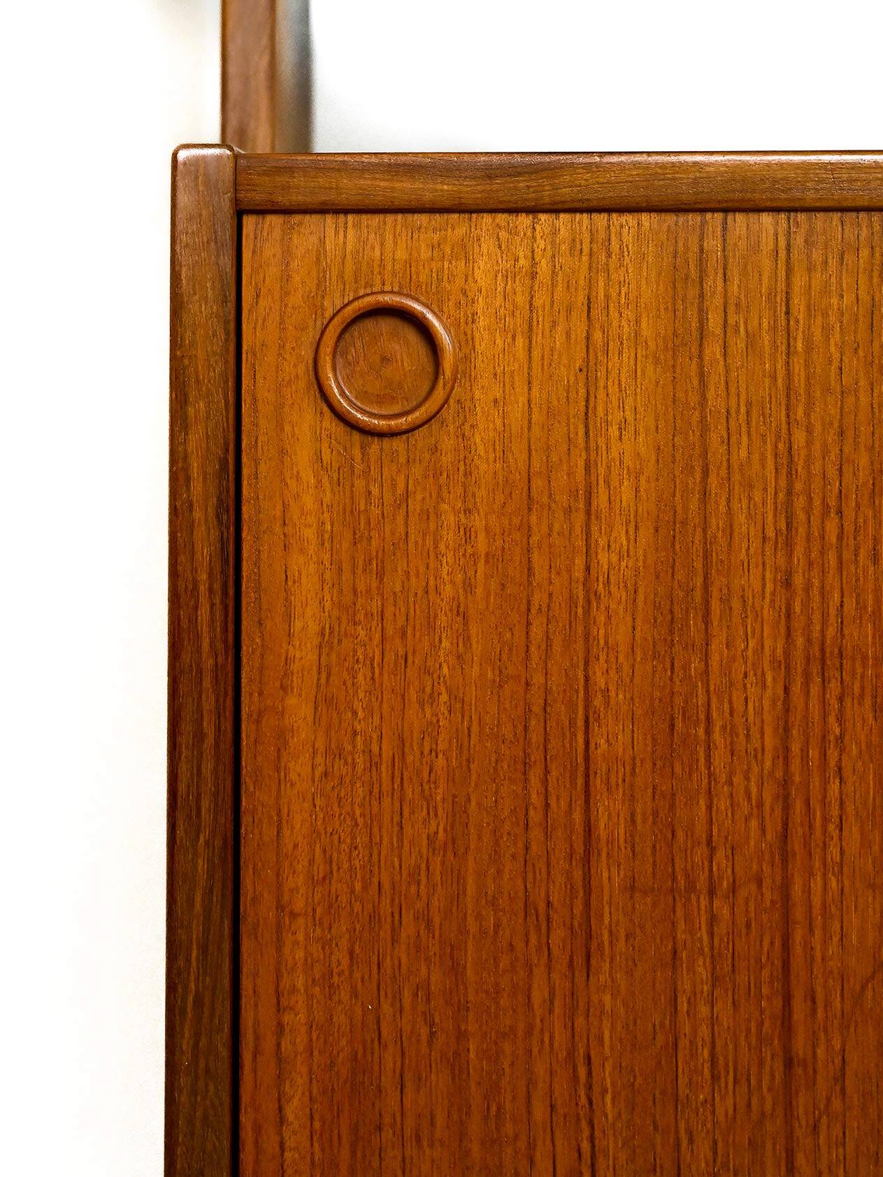 Bibliothèque scandinave avec armoire