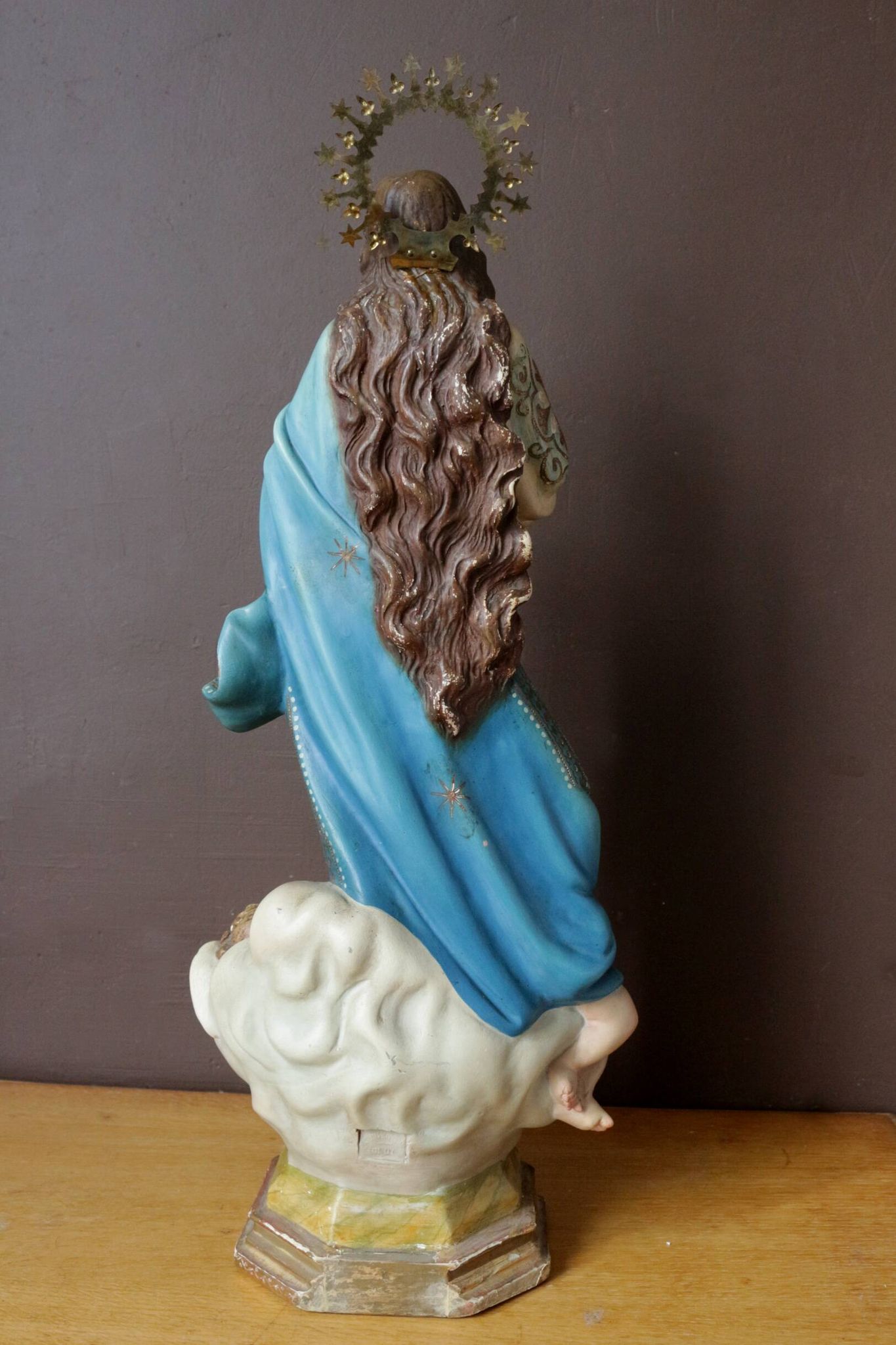 Plaster statuette of the Virgin of Olot with glass eyes. Early 20th century.