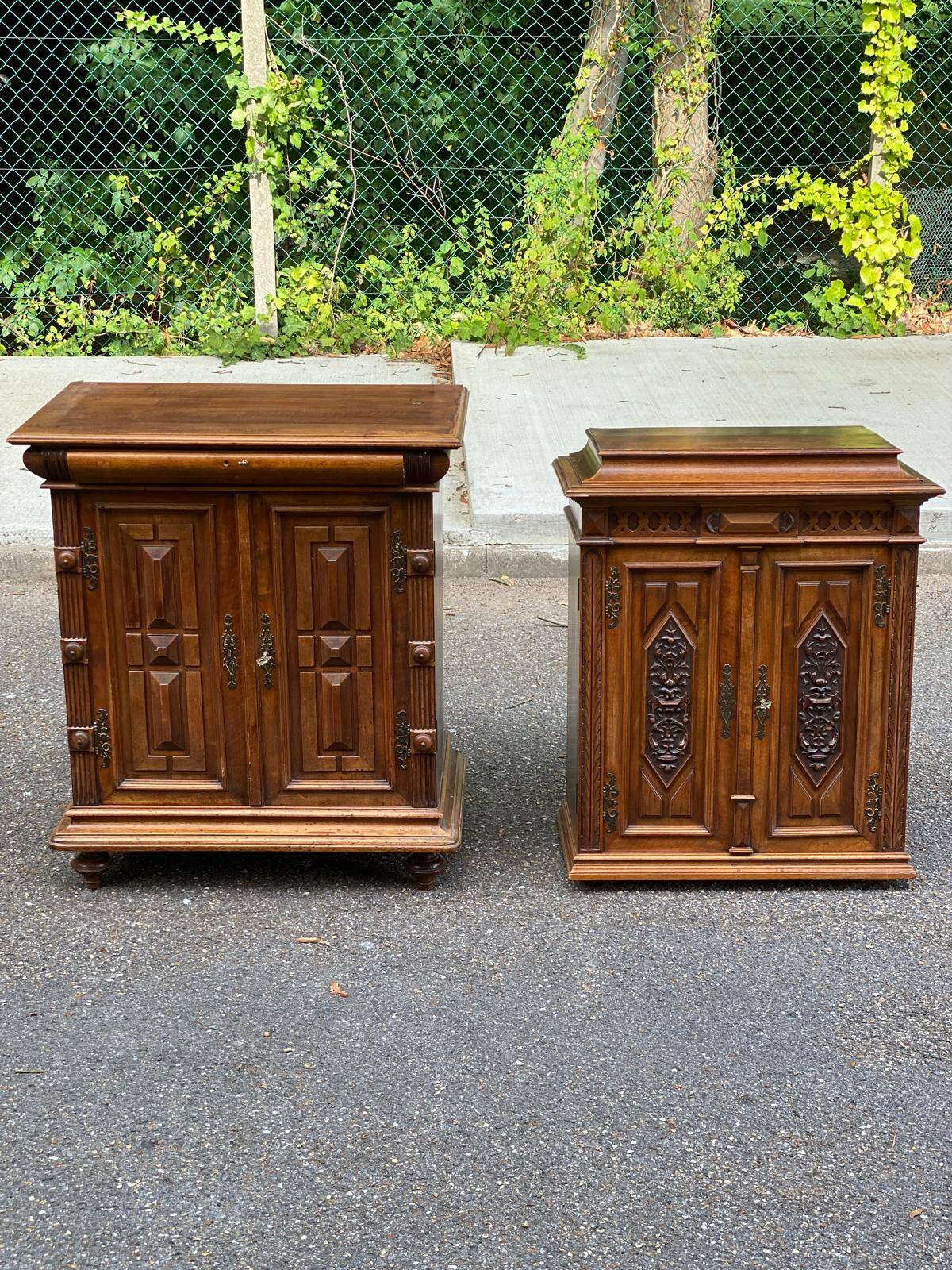 Renaissance sideboard with recess, 17th century, in carved walnut, 177cm