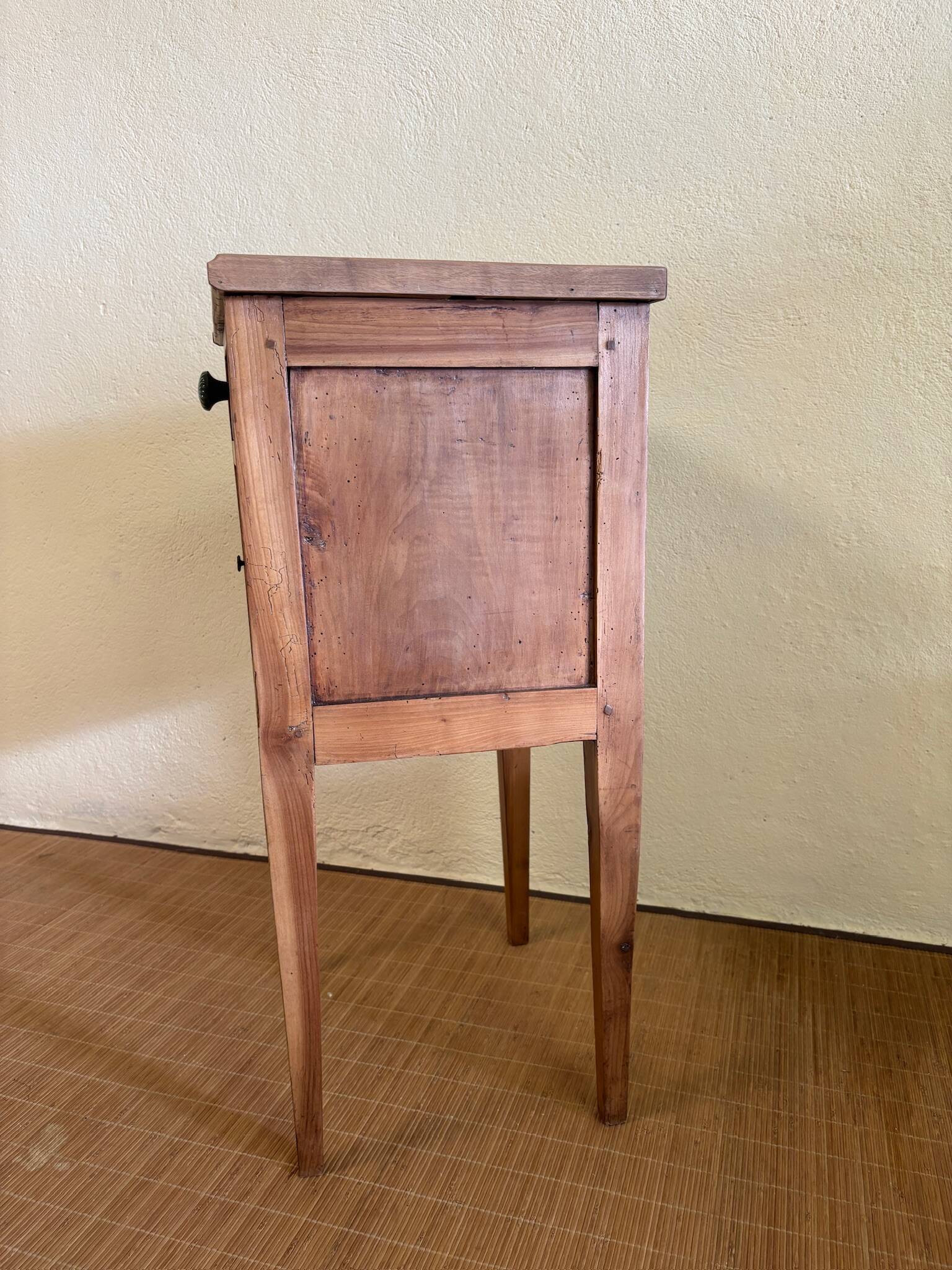 Table de chevet en bois brut rénovée