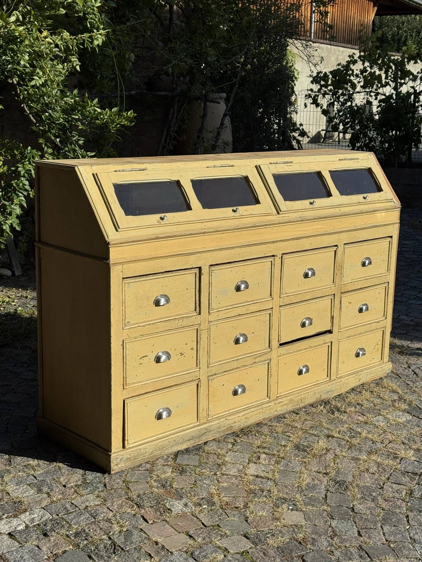 Workshop cabinet with drawers