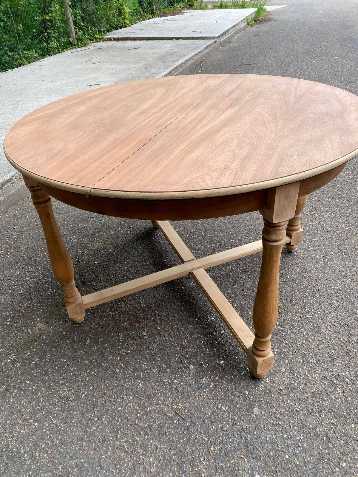 Renovated round extendable farmhouse dining table made of solid wood, 115cm.