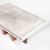 Table basse ou table d'appoint vintage. Marbre. France, années 60.
