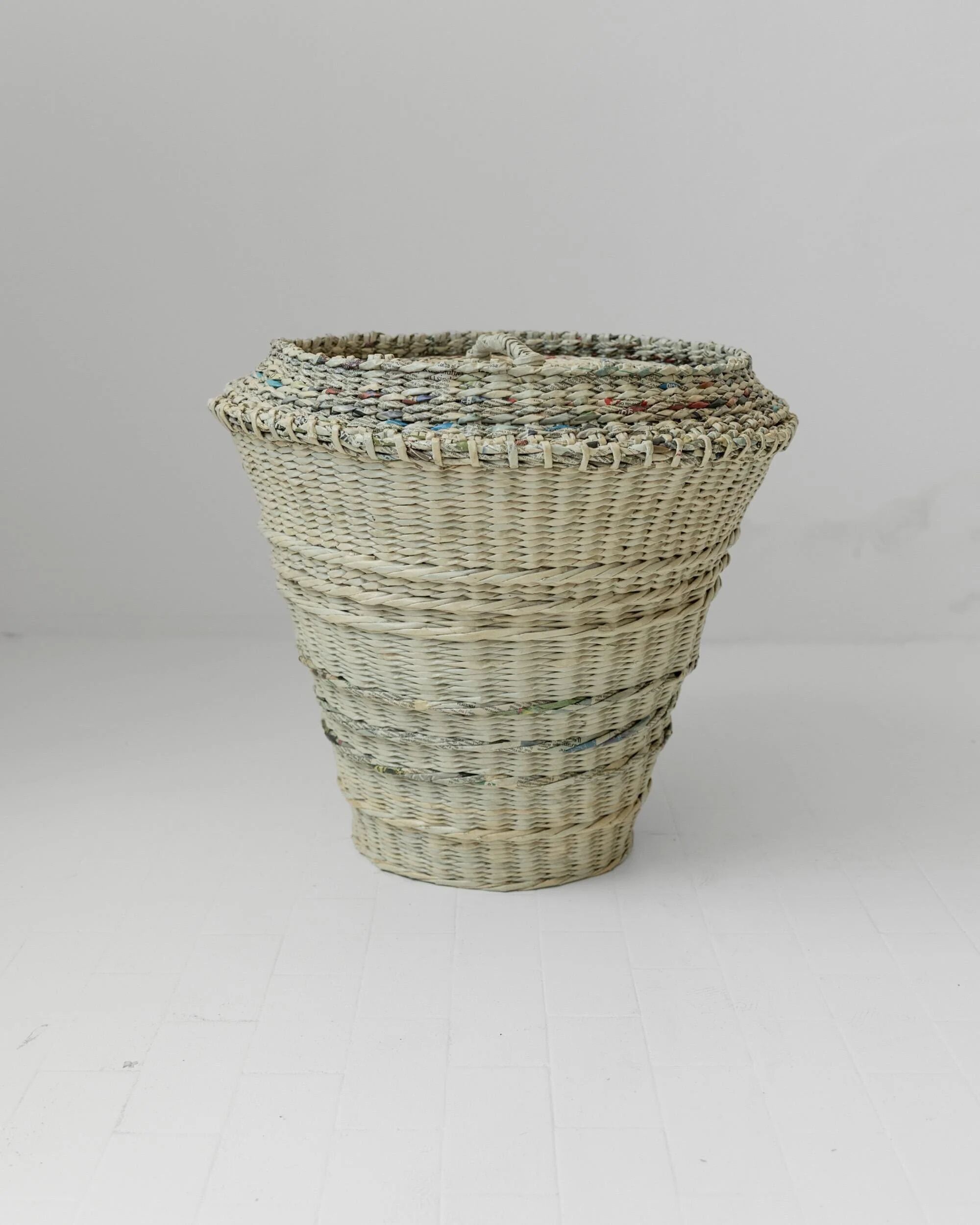 Grand panier à linge vintage des années 1990 avec couvercle, fabriqué à la main en papier journal tressé, rangement au design éco unique, décoration rustique, idée cadeau