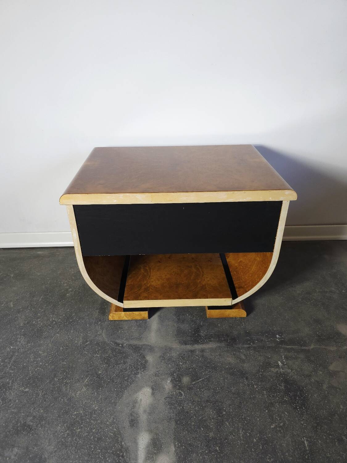 Paire de tables de chevet Art déco en ronce de noyer et laiton