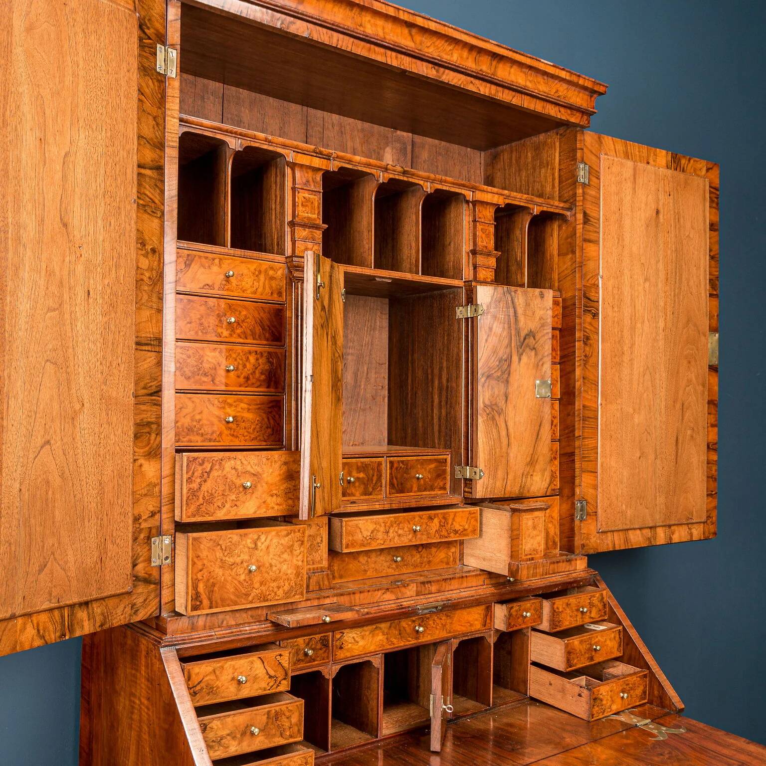 Queen Anne trumeau in walnut and oak, Great Britain, 18th century