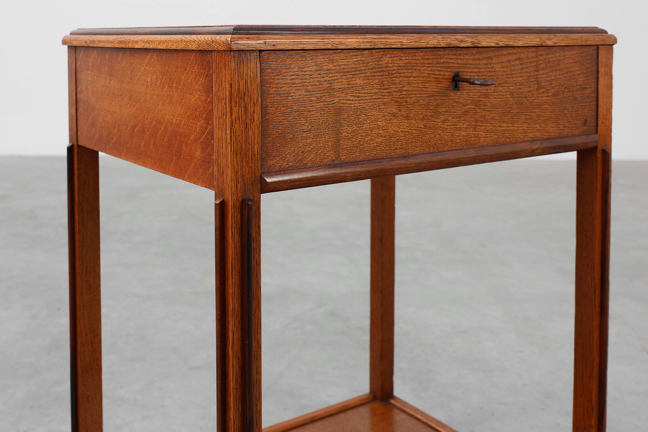 Table d'appoint ou cabinet de style École d'Amsterdam, Pays-Bas vers 1915