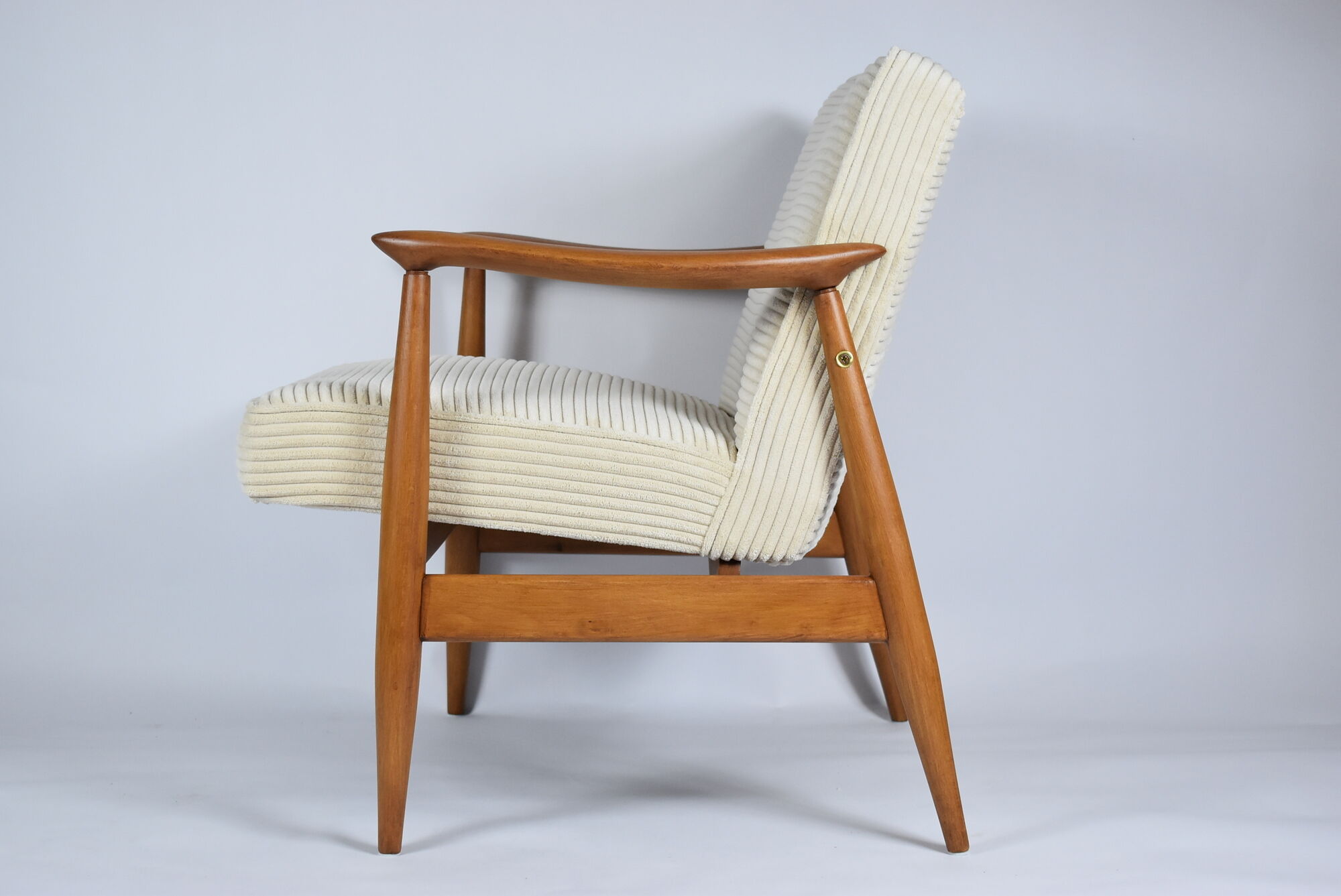 Fauteuil scandinave restauré « Kedziorek », années 1960, cordon crème, teck